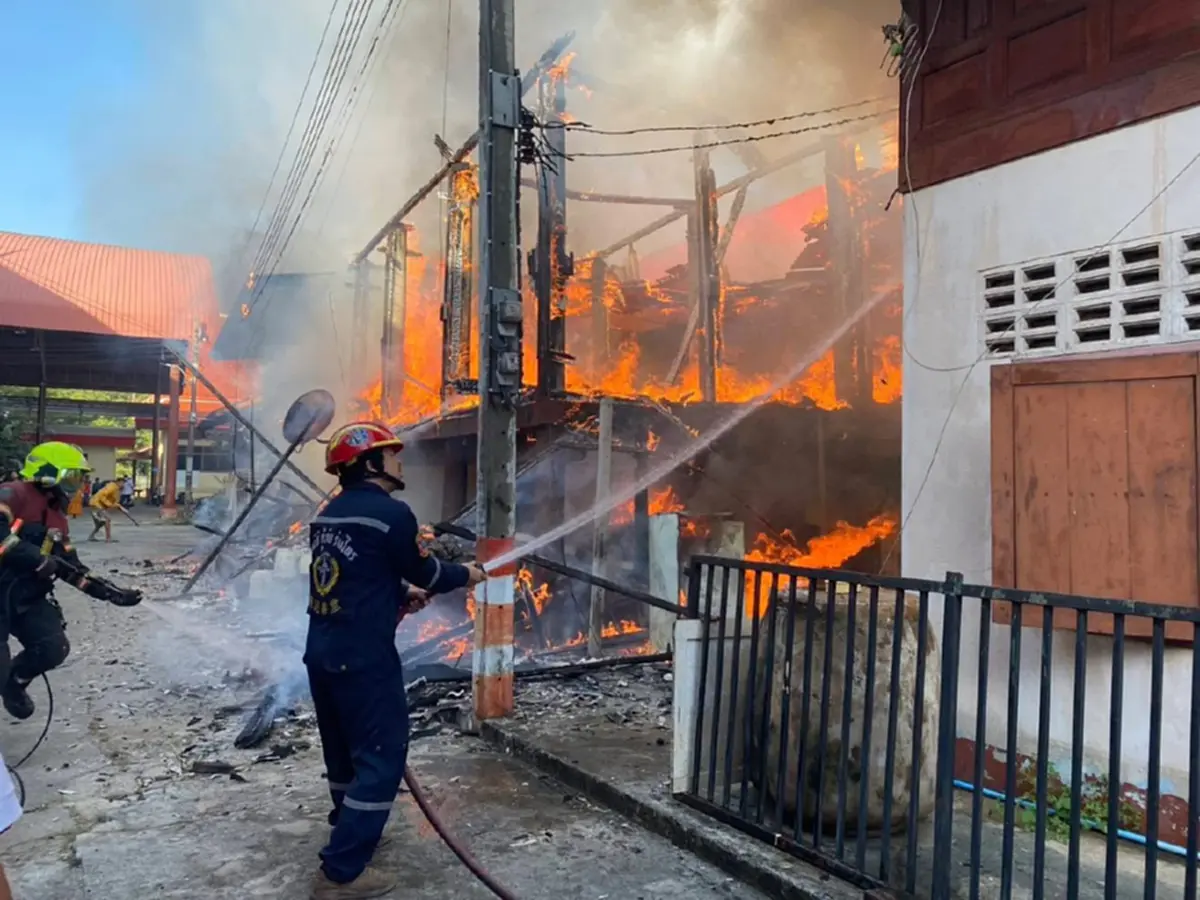 ระทึก ไฟไหม้กุฏิพระวัดดัง ย่านนิมิตรใหม่ เร่งสอบสวนหาสาเหตุ