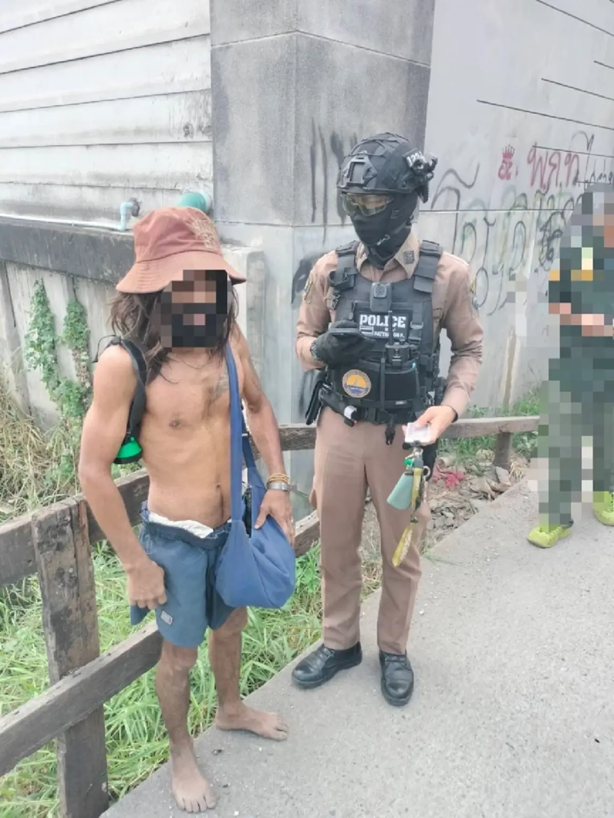 สายตรวจเจอชายเร่ร่อน ขอค้นตัวถึงกับอึ้ง แต่งซะเหมือนเลย