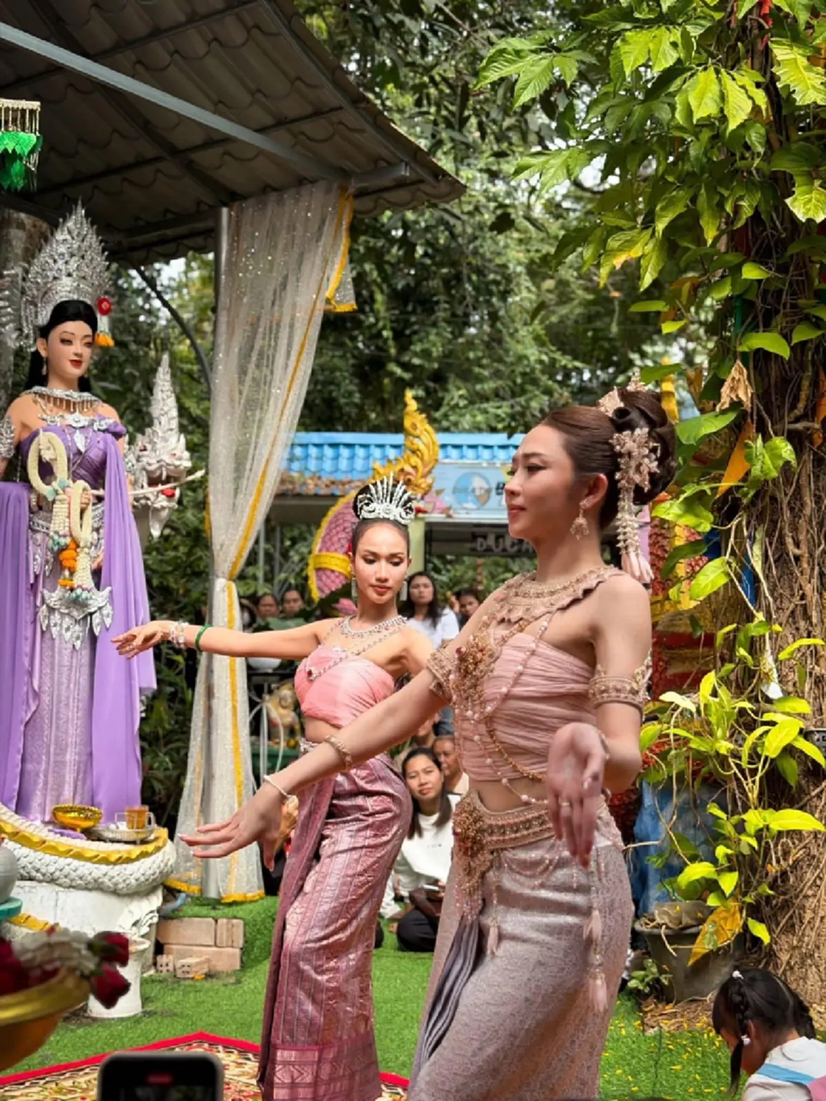 แอน อรดี บวงสรวงพ่อปู่ศรีสุทโธ – แม่ย่าศรีปทุมมา จุดธูปได้เลขมงคล