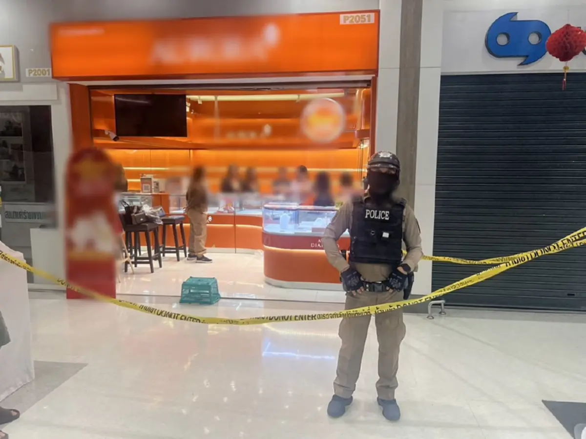 อุกอาจ คนร้ายบุกเดี่ยว ชิงทองร้านดังกลางห้าง กวาดทองคำ 149 บาท