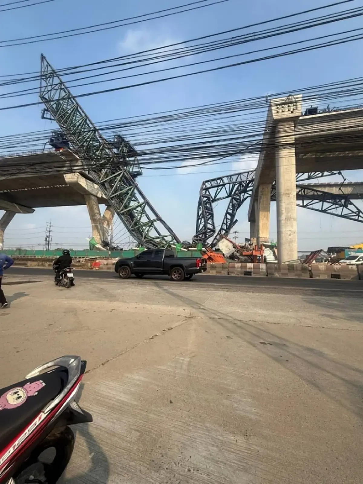 เปิดรายชื่อผู้เสียชีวิต เหตุเครนถล่มพระราม 2 เร่งเคลียร์กู้ร่าง