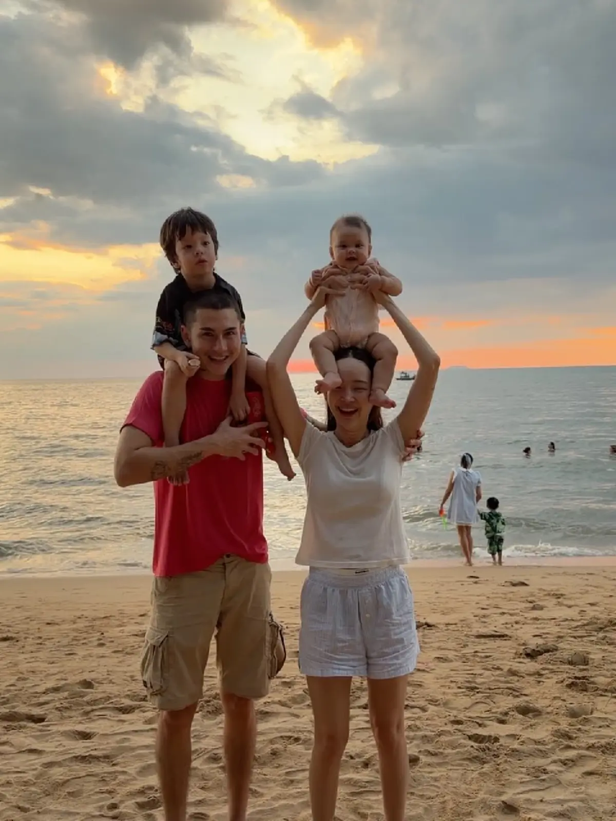 ลูกไม้หล่นไม่ไกลต้น ลูกสาว โพสท่าจริตเริ่ด ทำโซเชียลใจละลาย