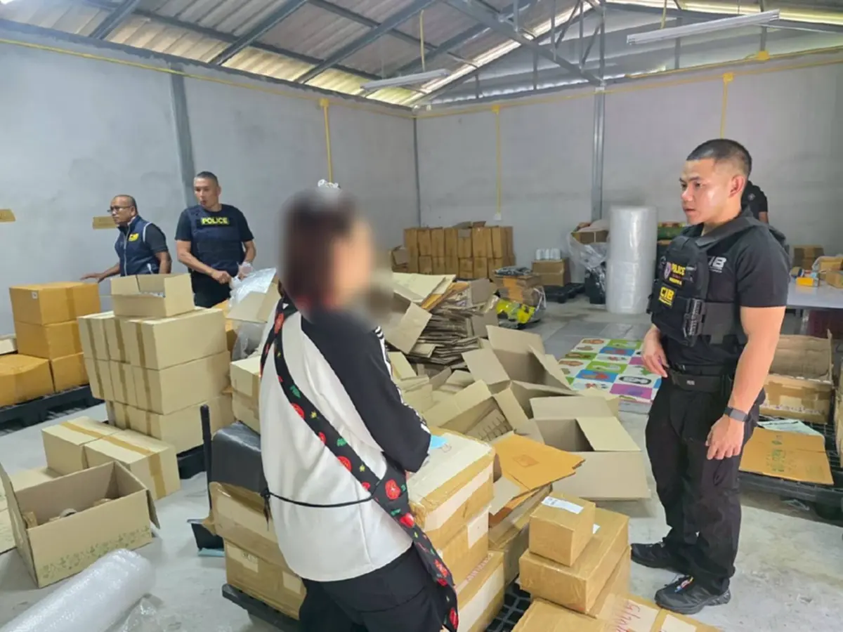บุกโรงงานยาแก้ไอปลอมรายใหญ่เมืองคอน ยึด 20 ล้าน มอมเมาเยาวชน