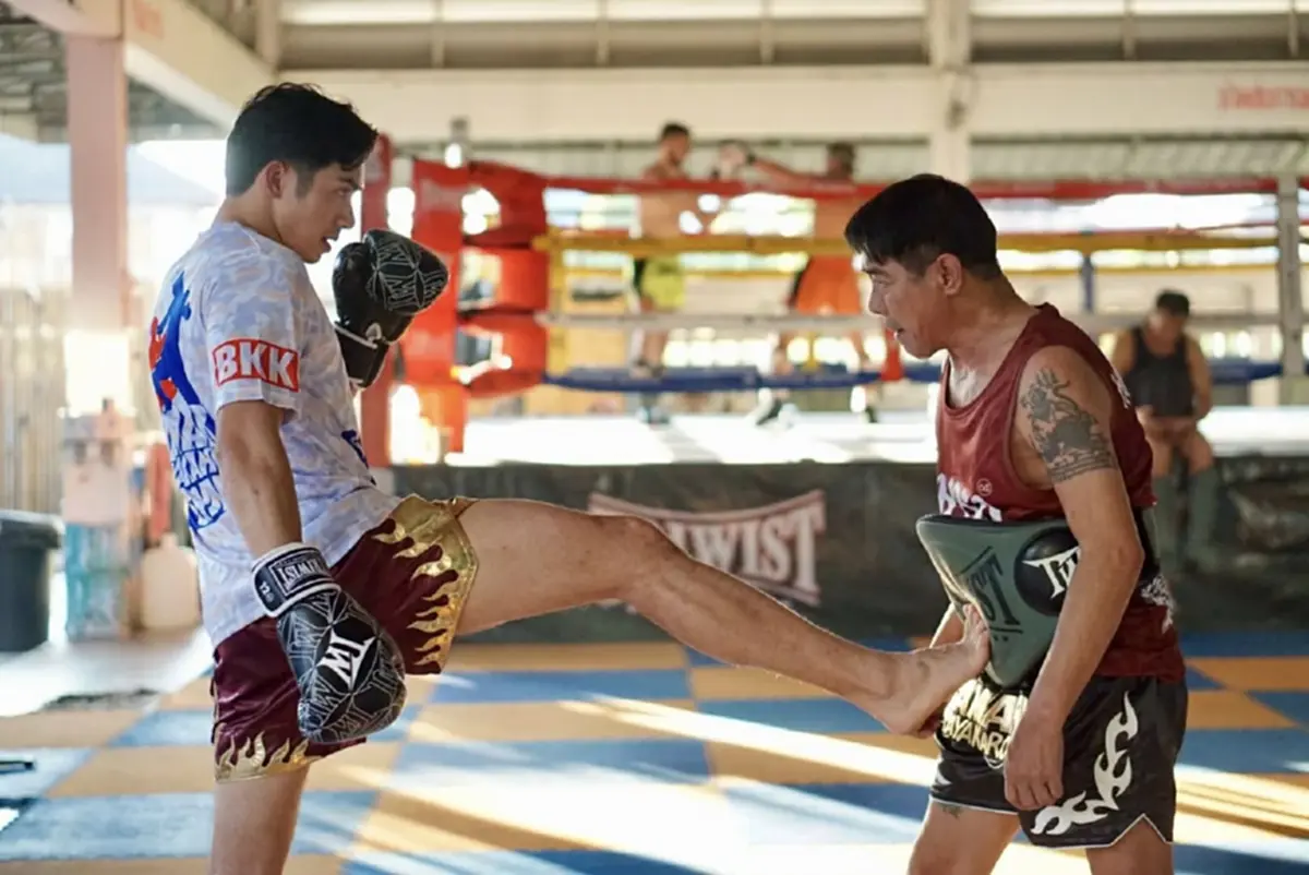 ลูกชายนักมวยในตำนาน บินกลับไทย หล่อทะลุนวมจนสาวๆ ใจละลาย 