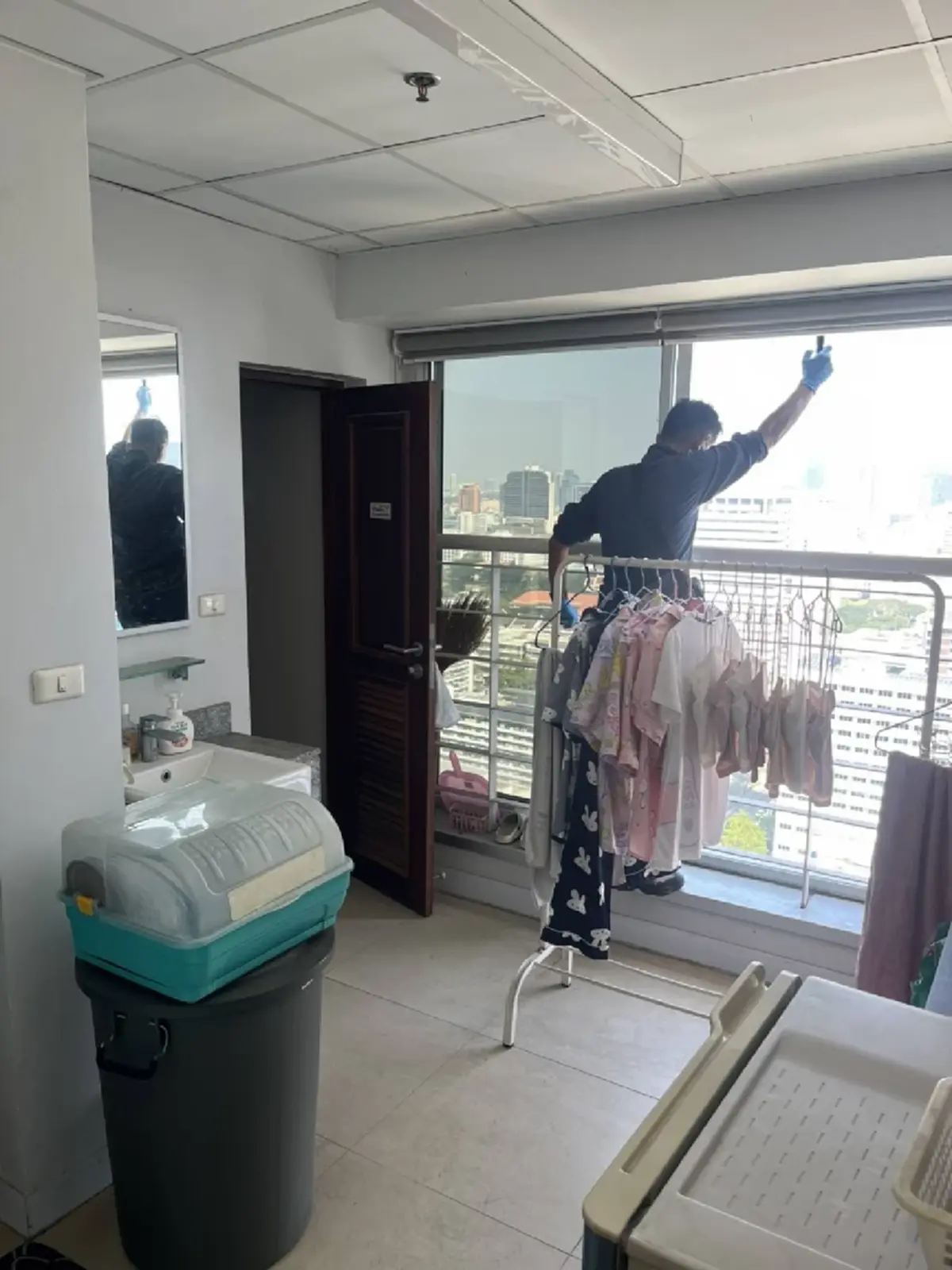 พบร่างหญิงพลัดตกตึกเสียชีวิต ใจหายหลังทราบชื่อภายหลัง