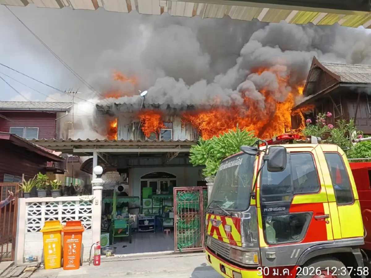 ไฟไหม้บ้านรุนแรง 3 หลัง ซอยสรงประภา 5 เร่งดับไฟ หาสาเหตุ