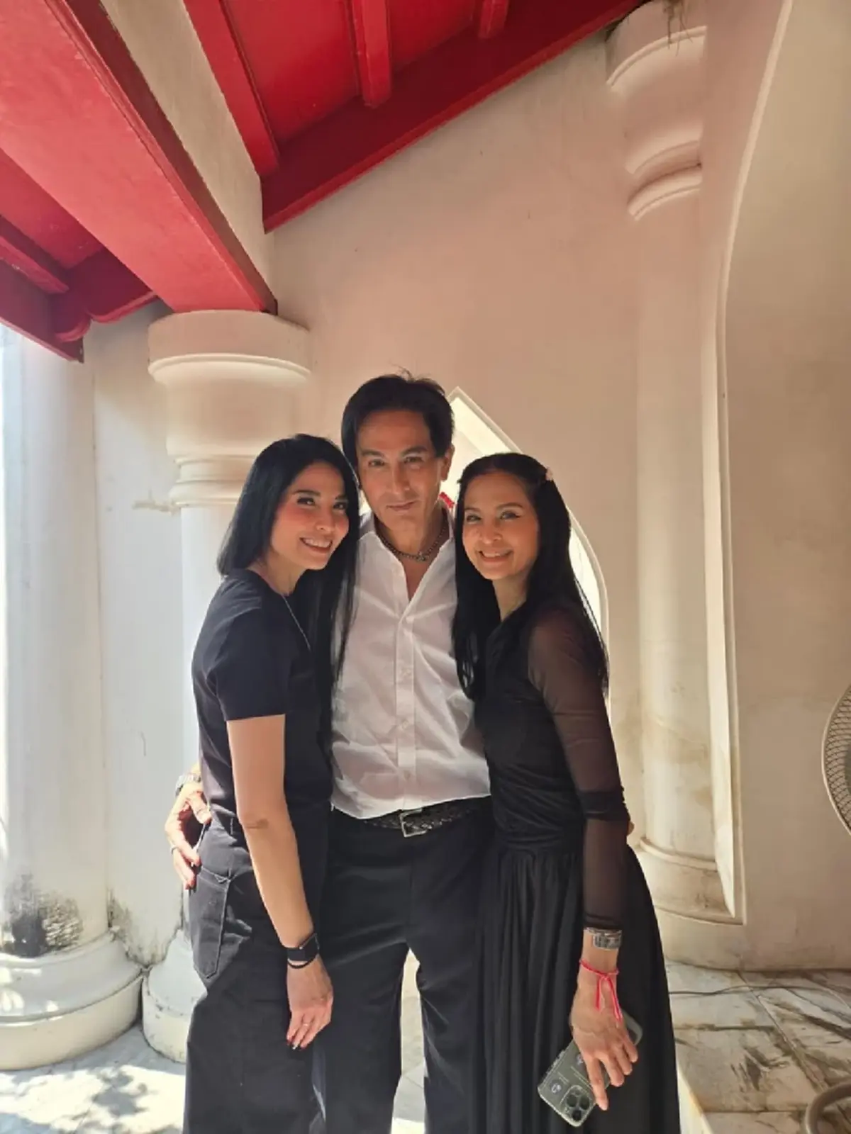 หน้าตาดียกบ้าน! “พีท ทองเจือ” ลงภาพร่วมเฟรมน้องสาวสองคน