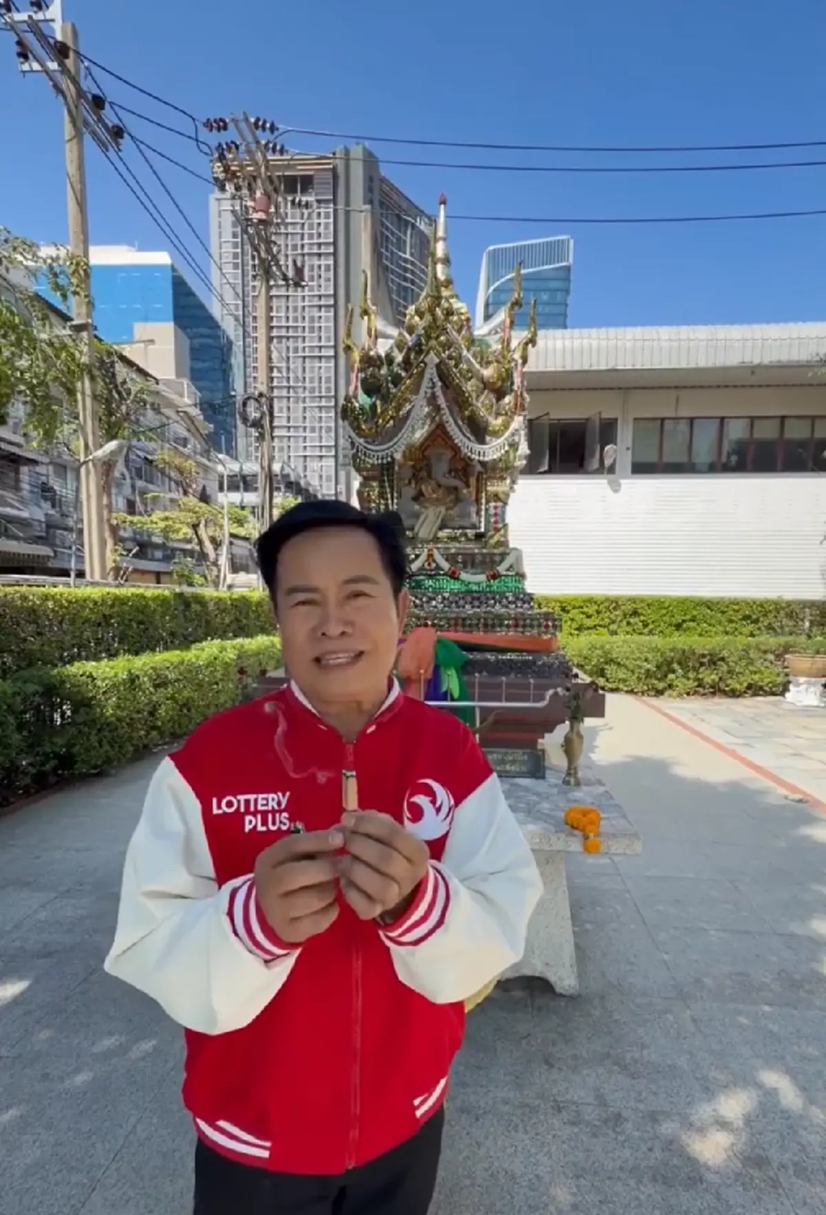 ลูกทุ่งดัง มนต์สิทธิ์ คำสร้อย โชว์จุดธูปมงคล ได้เลขสวย