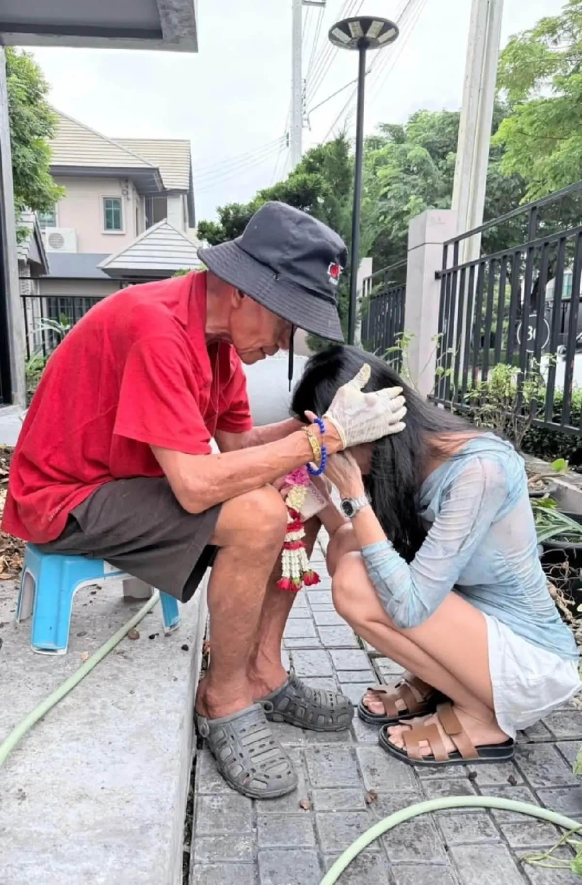 พ่อ "จ๊ะ นงผณี" ถูกรถกระบะชน อาการสาหัส ส่งโรงพยาบาลด่วน