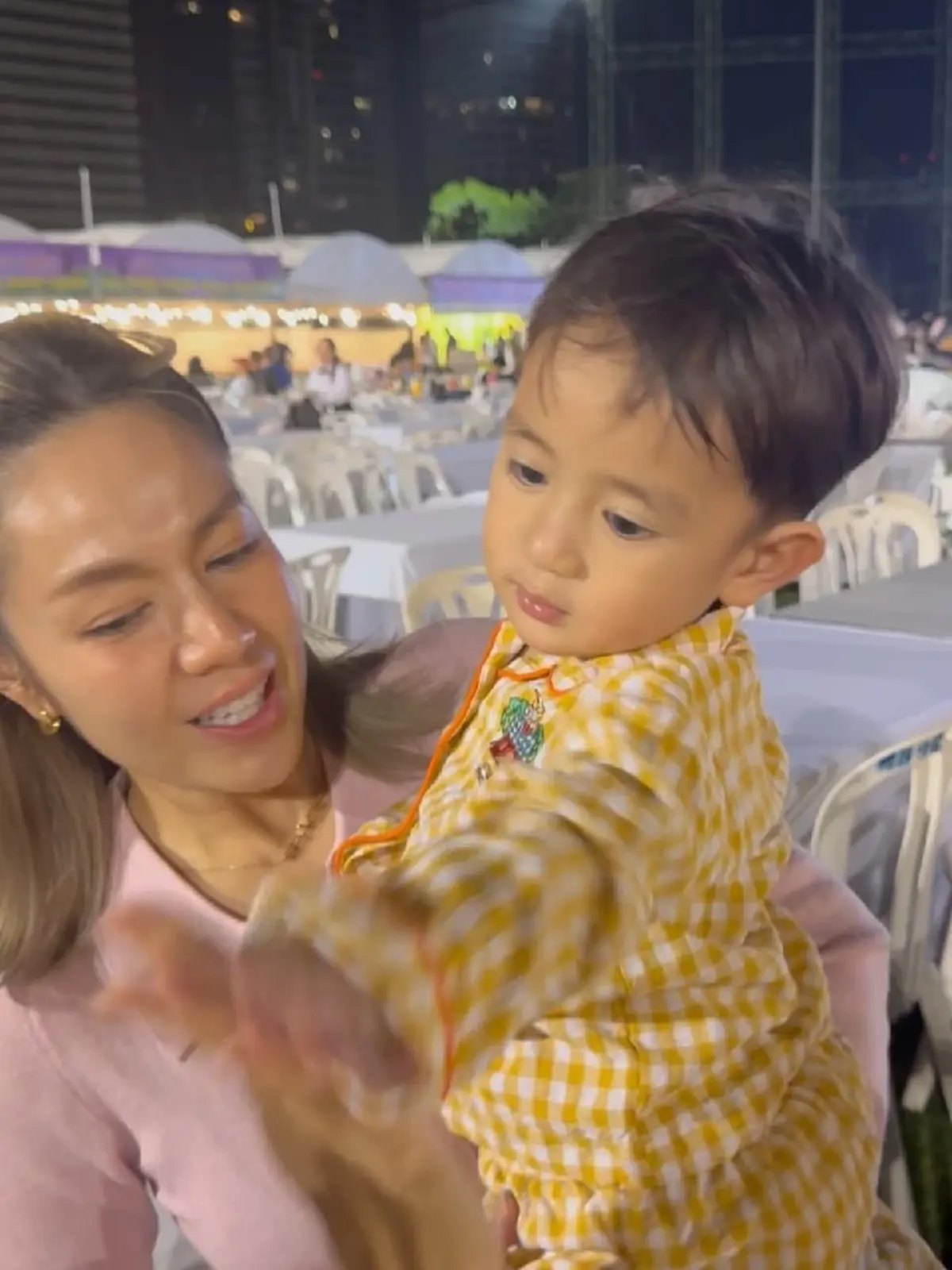  ออร่าจับตั้งแต่ยังไม่ 2 ขวบ  ลูกชาย “เป๊ก–นิว” ทำโซเชียลแตก