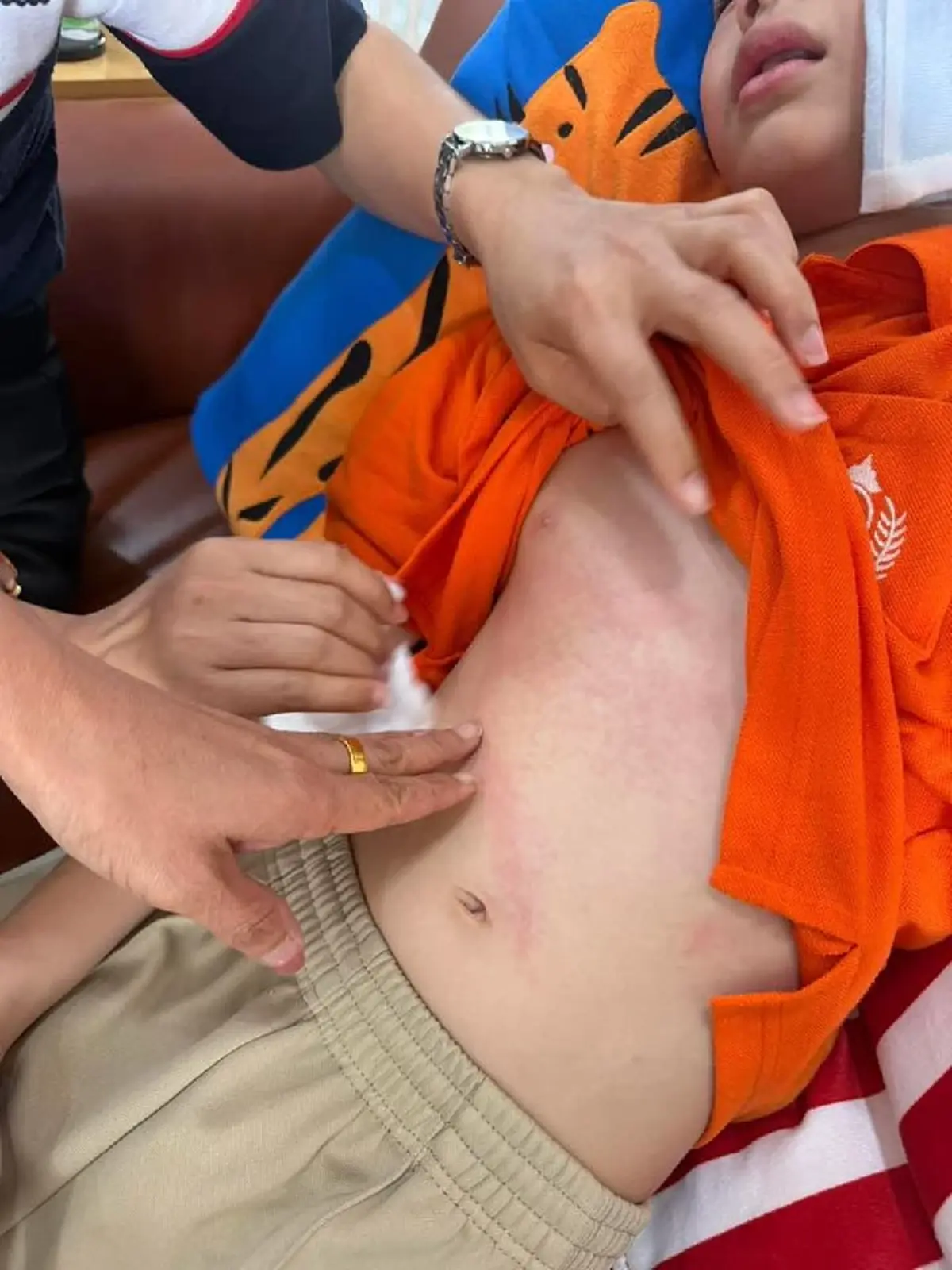 แม่ไม่ทน เห็นพฤติกรรมรุ่นพี่ หวั่นลูกฝังใจ เอาเรื่องถึงที่สุด