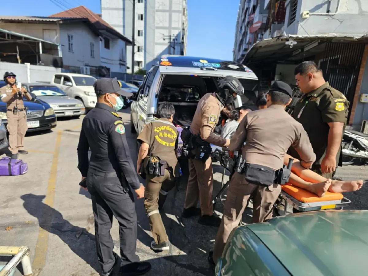 ตร.โชคชัยช่วยสาวสำลักควันไฟไหม้คอนโดย่านลาดพร้าว หามส่ง รพ.