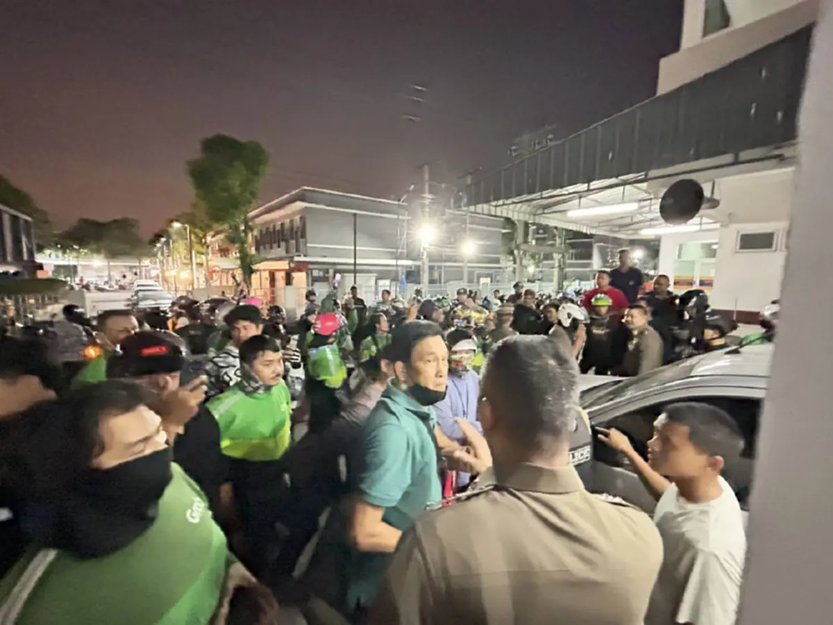 ไรเดอร์นับ100 บุกล้อมสน.ปทุมวัน เหตุรปภ.ทำร้ายไรเดอร์หญิงสลบ