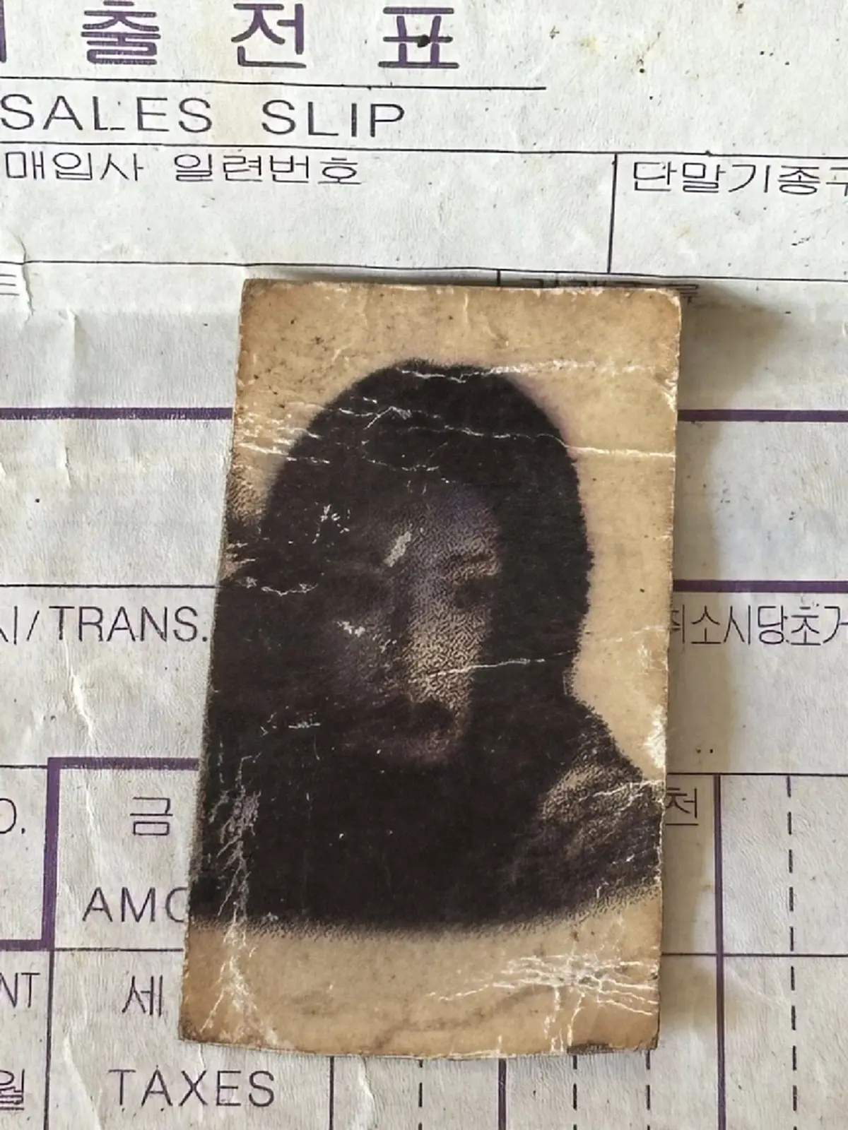 สะพรึง สาวซื้อกระเป๋ามือ 2 เจอรูปปริศนาสุดหลอน ตัดสินใจ เผาทันที 