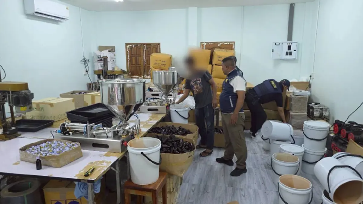 บุกโรงงานยาแก้ไอปลอมรายใหญ่เมืองคอน ยึด 20 ล้าน มอมเมาเยาวชน