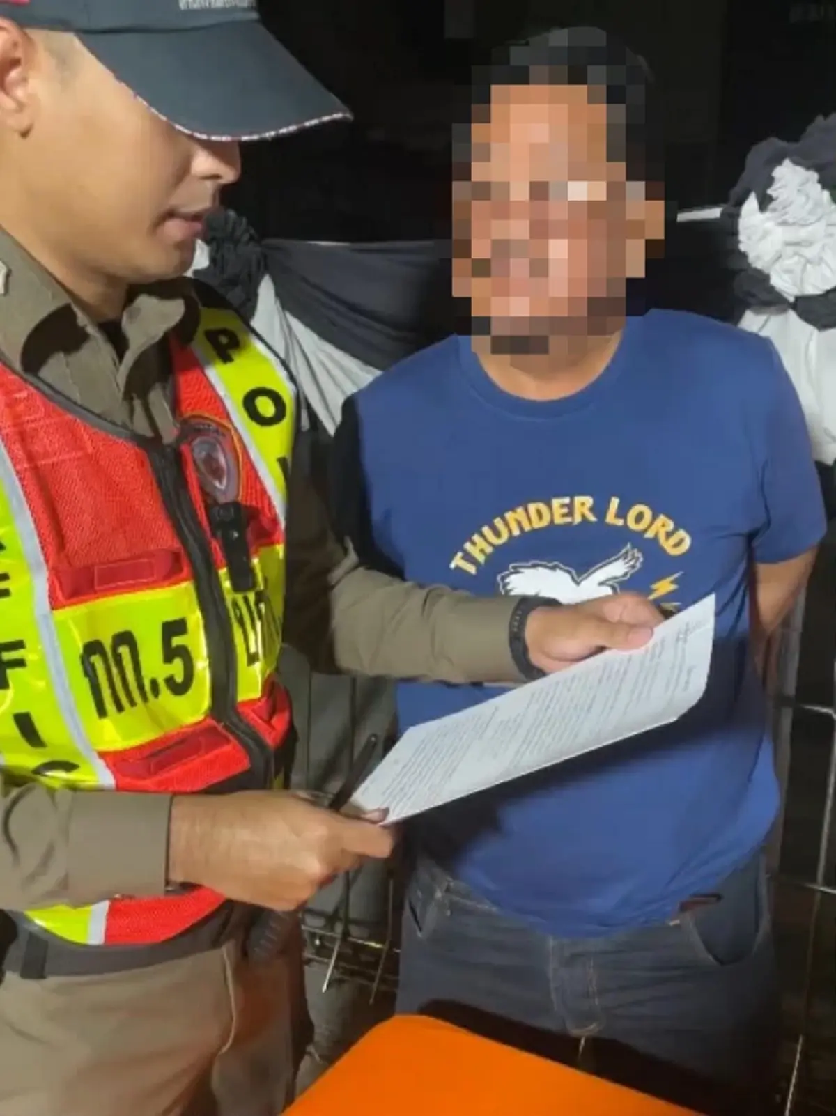 พิรุธเยอะ! โดนรวบคาด่านตรวจ ชายพกอาวุธโดยไม่ได้รับอนุญาต