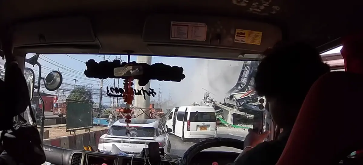 นาทีระทึกกล้องหน้ารถ เครนก่อสร้างถล่มถนนพระราม 2 ดับแล้ว 2 ราย