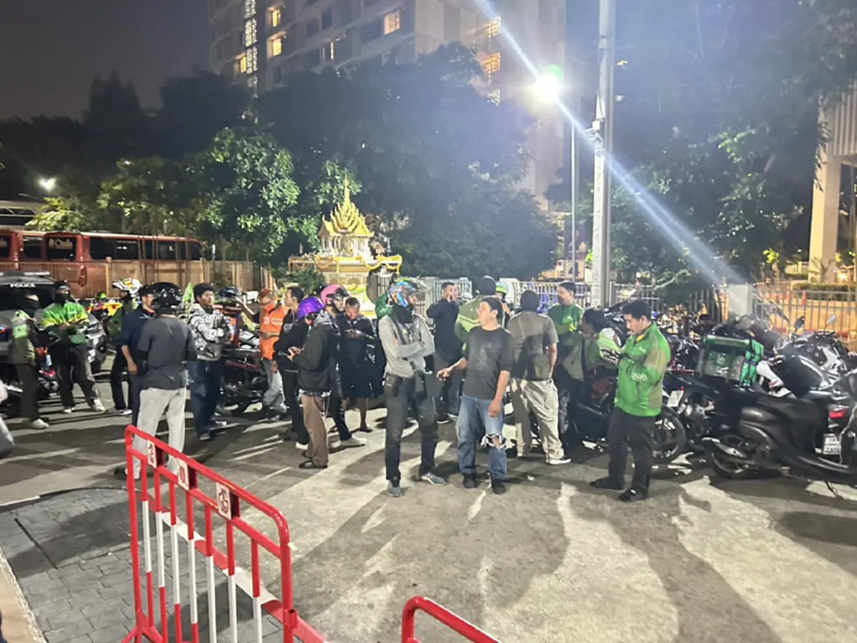 ไรเดอร์นับ100 บุกล้อมสน.ปทุมวัน เหตุรปภ.ทำร้ายไรเดอร์หญิงสลบ