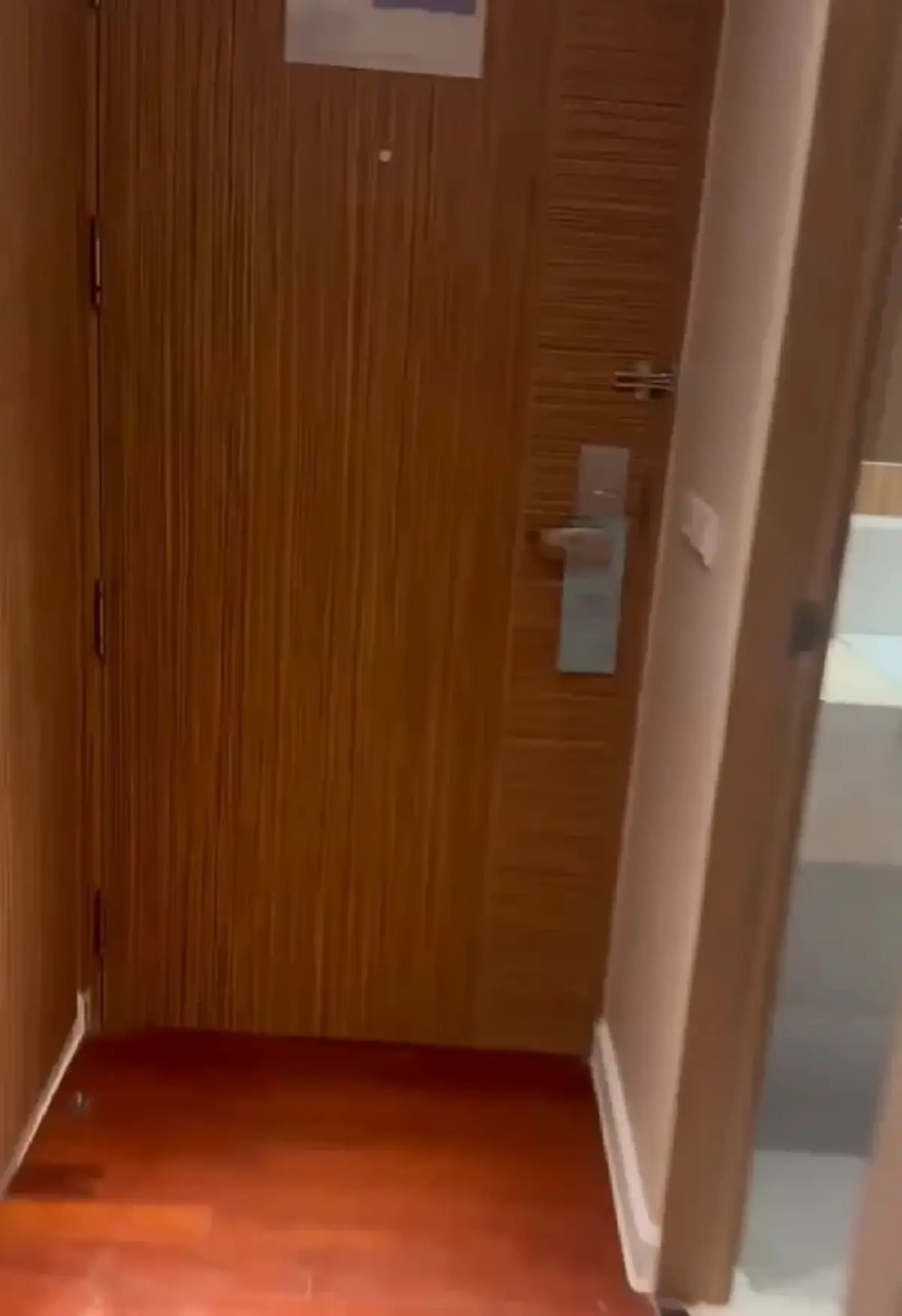 สรุปให้ เกิดอะไรขึ้นดีเจสาว โดนบุกห้องกลางดึก ที่แท้ฝีมือคนใน