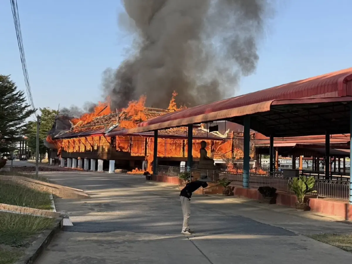 เกิดเหตุเพลิงไหม้ภายในวัดตะโก จ.ลพบุรี ยังควบคุมเพลิงไม่ได้