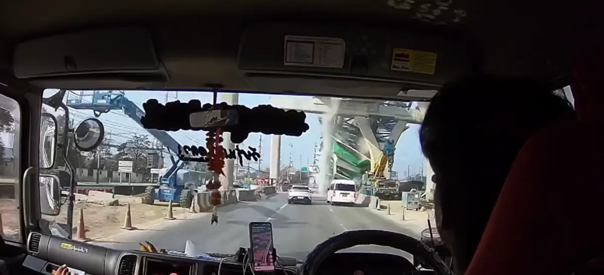 นาทีระทึกกล้องหน้ารถ เครนก่อสร้างถล่มถนนพระราม 2 ดับแล้ว 2 ราย