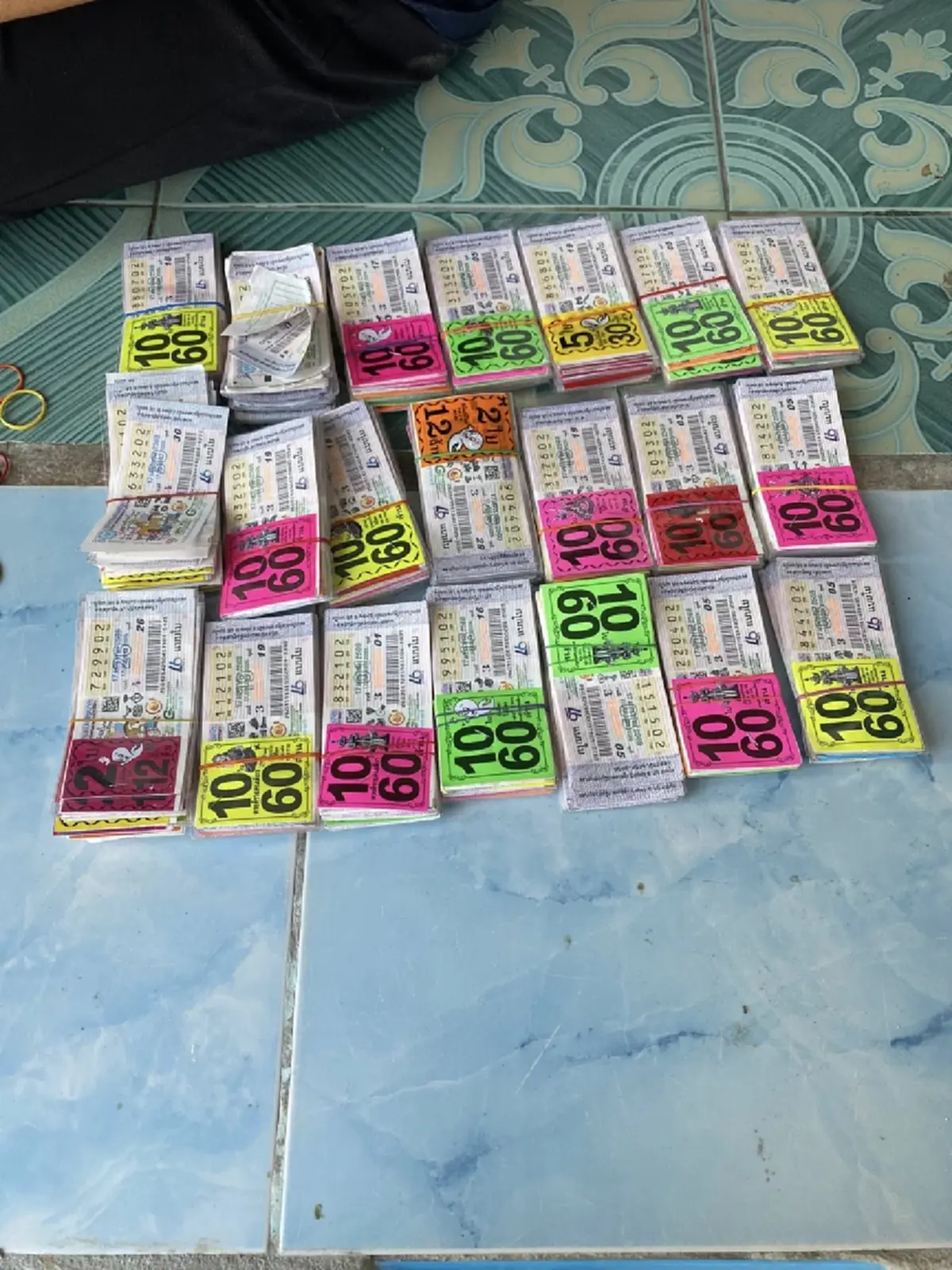 คนดวงเฮง ถูกเลขท้าย 2 ตัว กว่า 4,580 ใบ ตีเป็นเงินรับทรัพย์จุกๆ