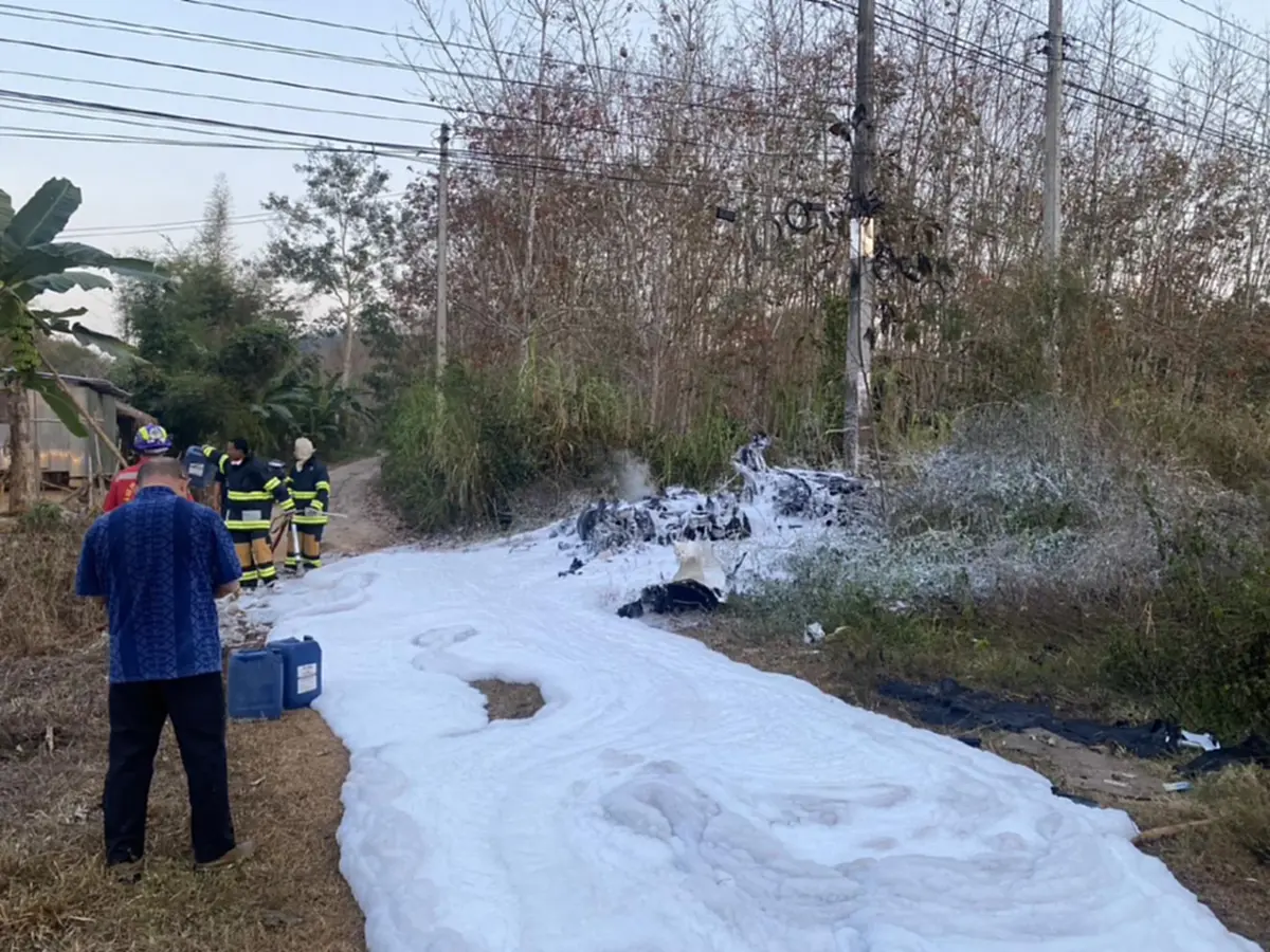 ซุปเปอร์คาร์หลุดโค้งใกล้ อบต.ป่าคา ไฟลุกท่วมทั้งคันเหลือแต่ซาก