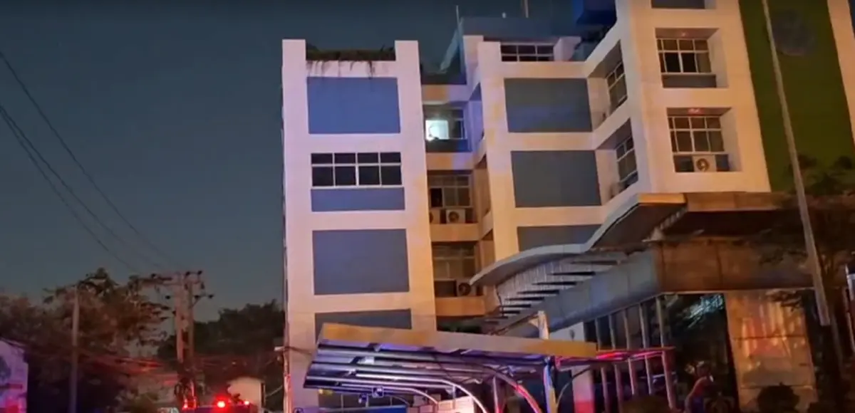 นาทีเพลิงไหม้อาคารสำนักงานเขตบางขุนเทียน เจอแล้วห้องต้นเพลิง