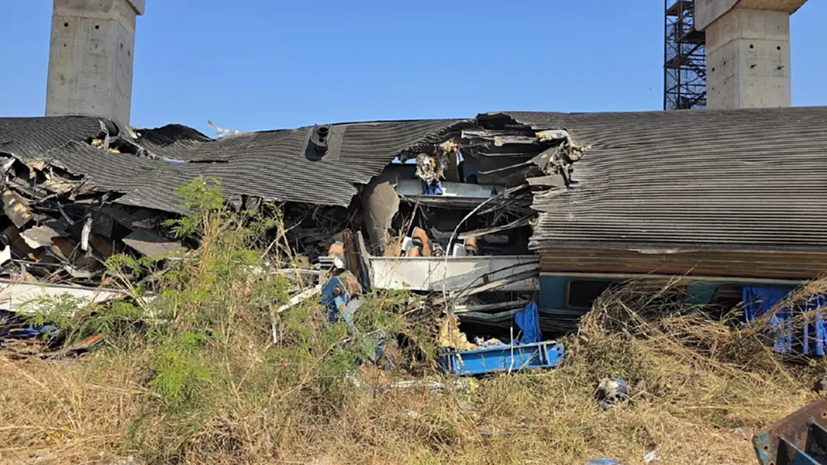 1 ในผู้โดยสาร รอดชีวิต เผยวินาทีระทึก เครนหักฟาดตู้รถไฟเต็มแรง