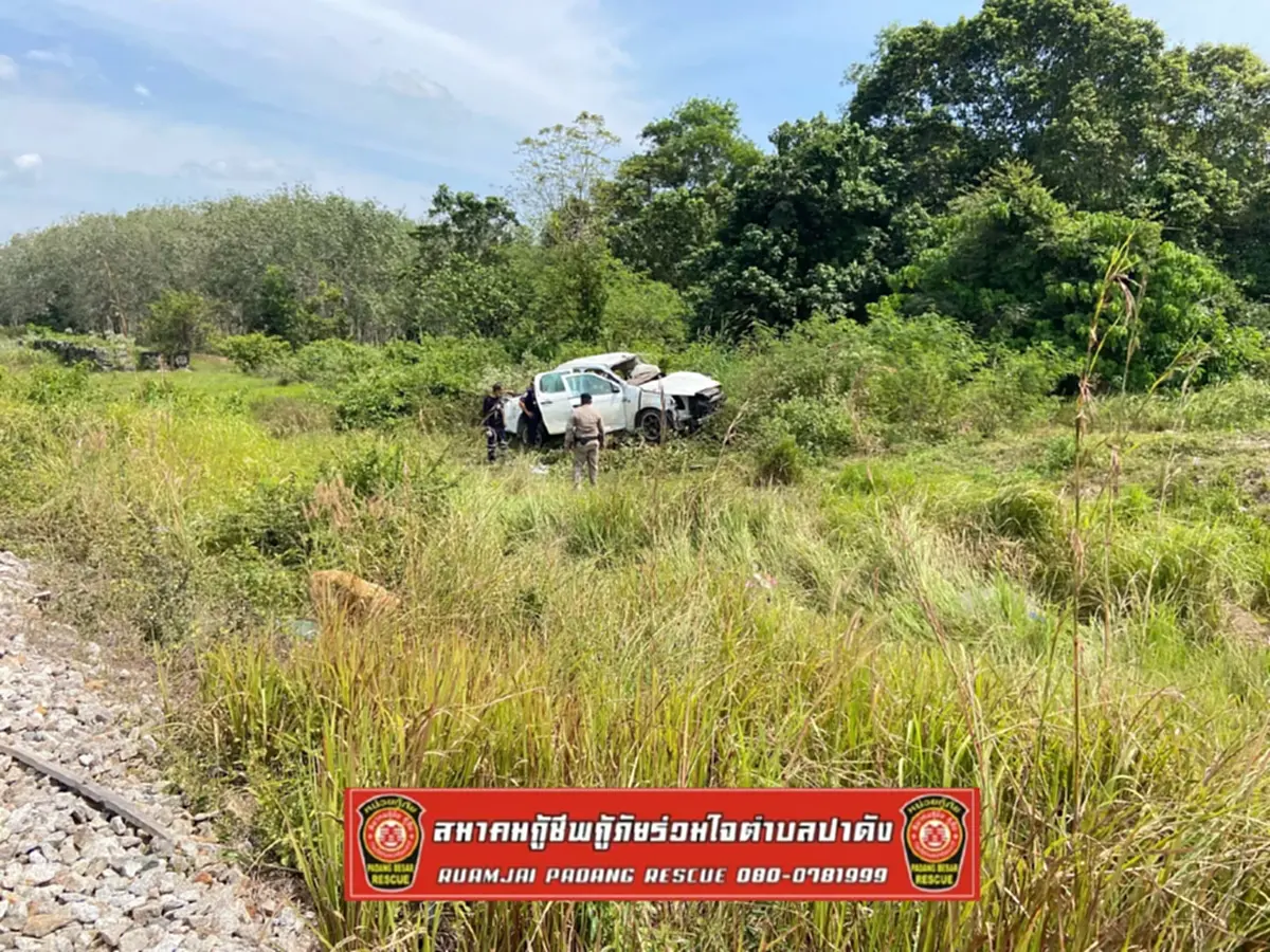 รถไฟชนกระบะพังยับเยิน ชาวบ้านตกใจหลังรู้ตัวผู้เสียชีวิต