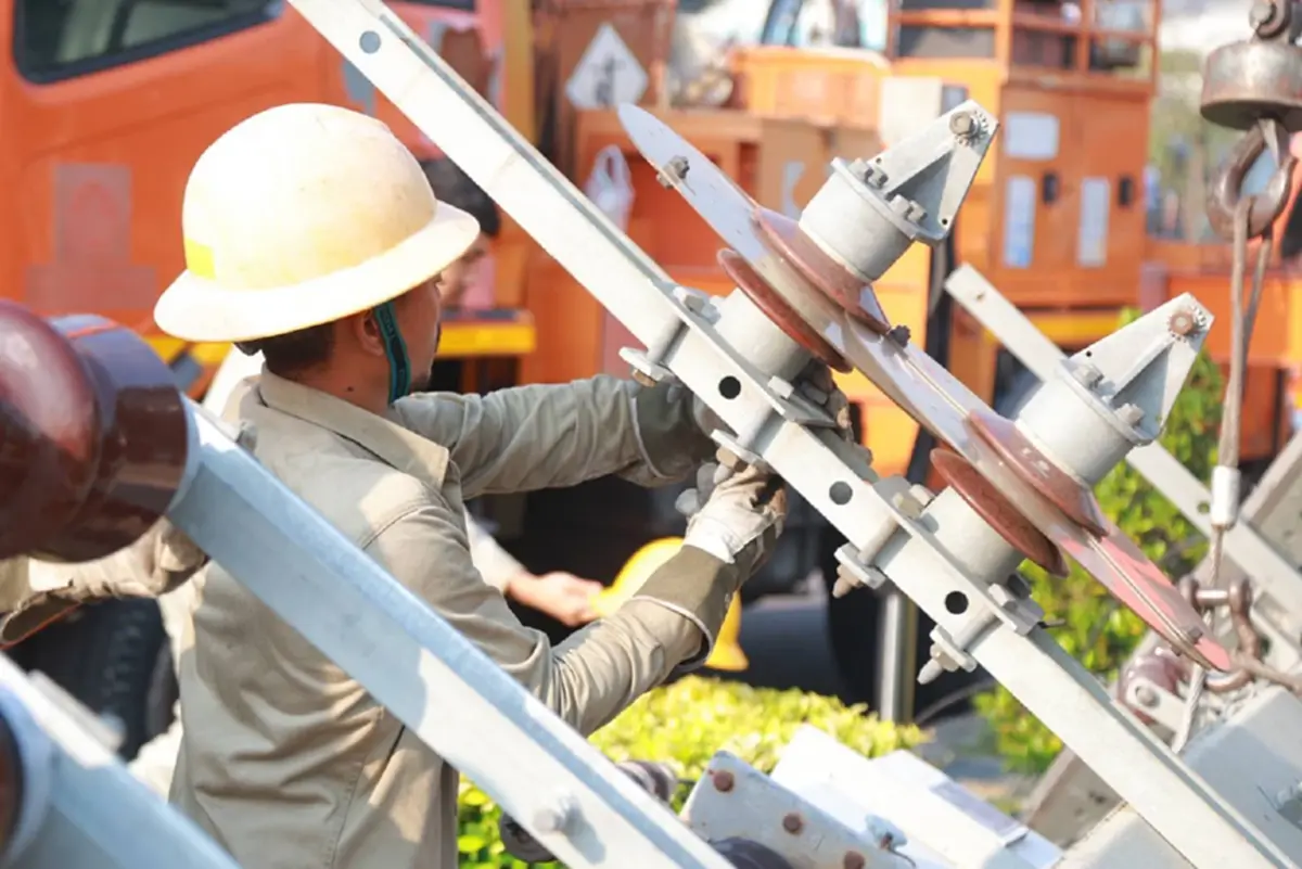 MEA ระดม 200 ชีวิต กู้ระบบไฟฟ้า เหตุเสาไฟล้มกว่า 70 ต้น บางปู