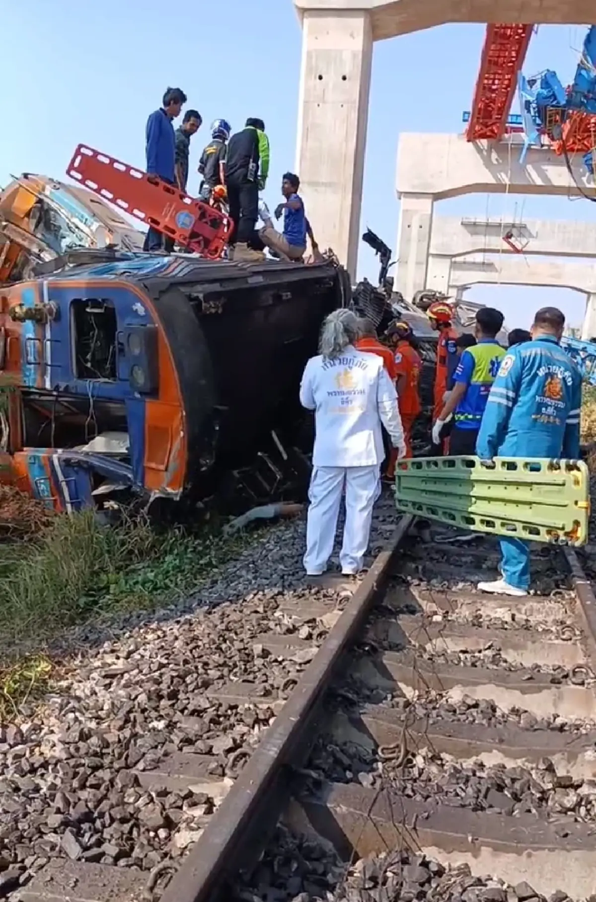 เครนก่อสร้างถล่มทับรถไฟ อ.สีคิ้ว จ.นครราชสีมา มีผู้บาดเจ็บหลายราย