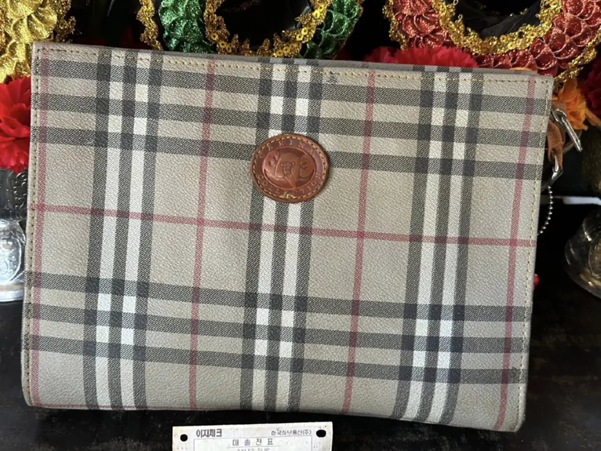 สะพรึง สาวซื้อกระเป๋ามือ 2 เจอรูปปริศนาสุดหลอน ตัดสินใจ เผาทันที 