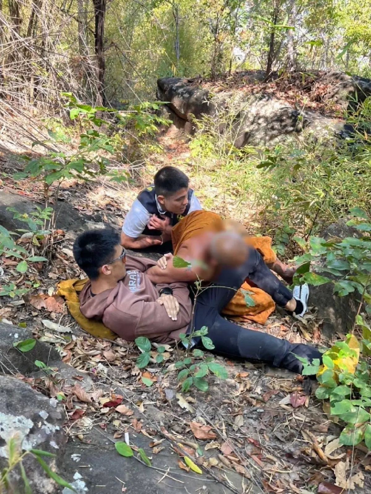 จีวรบินก็ไม่รอด "พระบวชหนีคดี" นาน 10 ปี กระโดดหน้าผาหนี