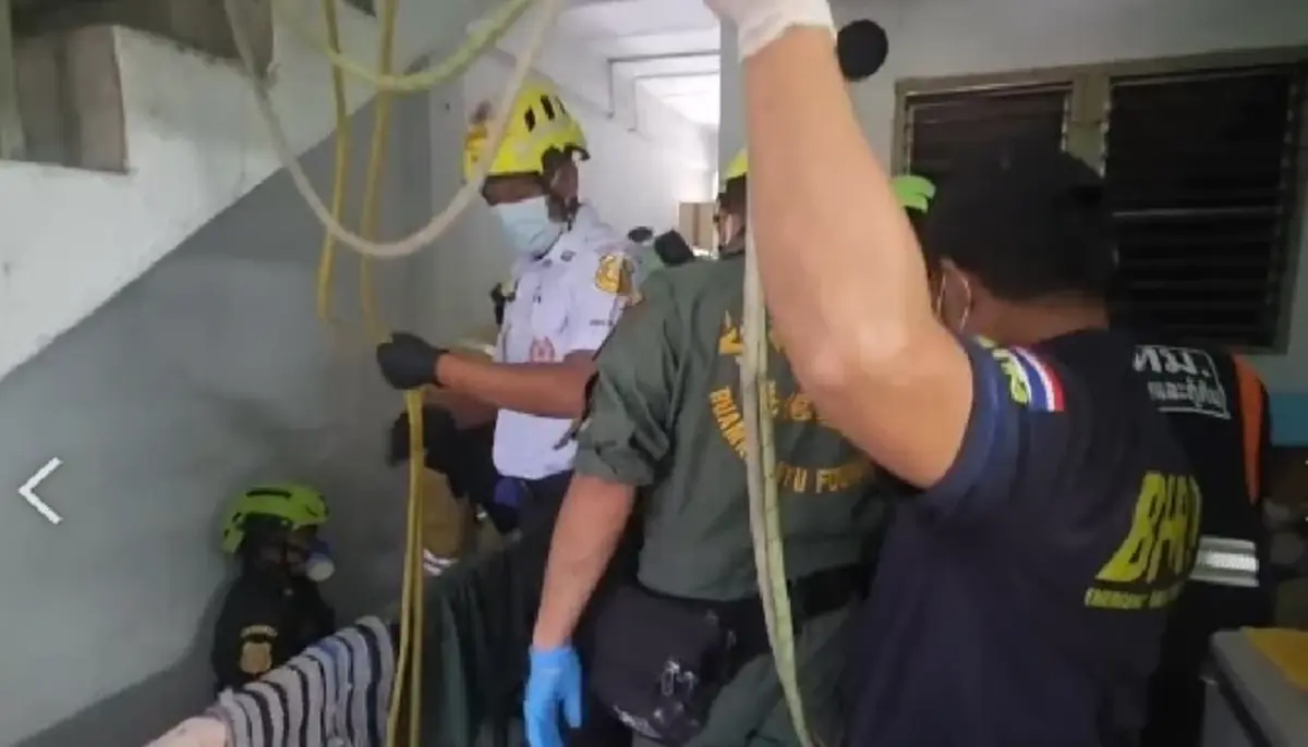 ช่วยเหลือผู้ป่วยน้ำหนักกว่า 200 กก. จากอาคารพาณิชย์ 5 ชั้น