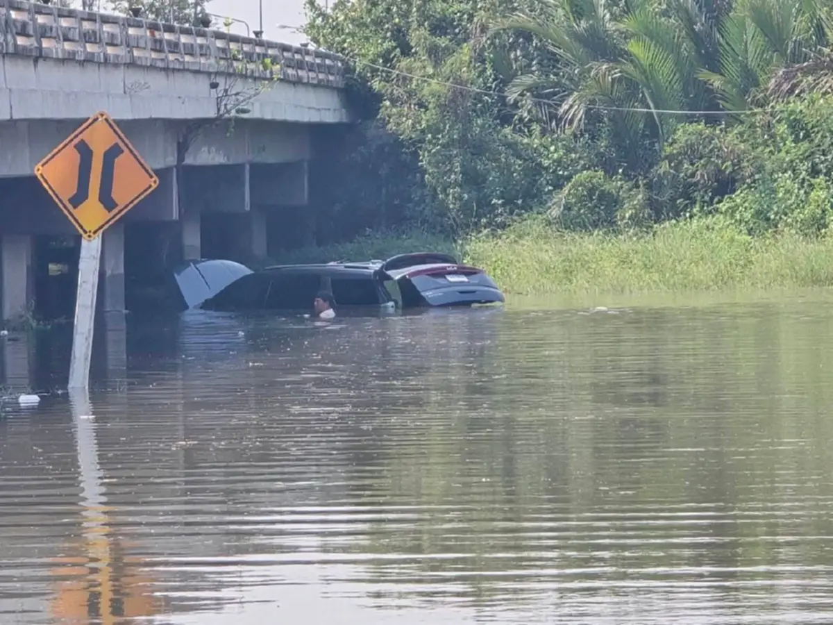 ทะเบียนรถตู้จมน้ำระทึก ตำรวจทางหลวง ช่วย 5 ชีวิตปลอดภัยทุกคน