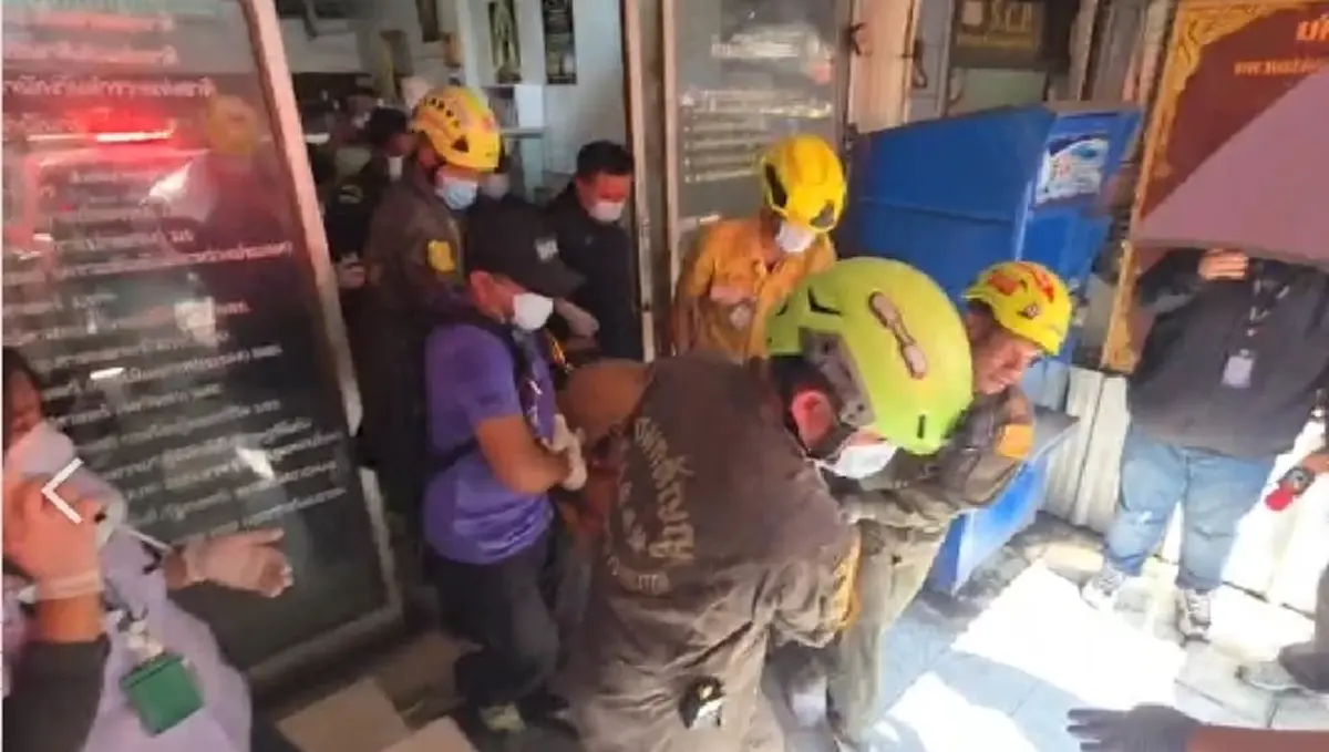 ช่วยเหลือผู้ป่วยน้ำหนักกว่า 200 กก. จากอาคารพาณิชย์ 5 ชั้น