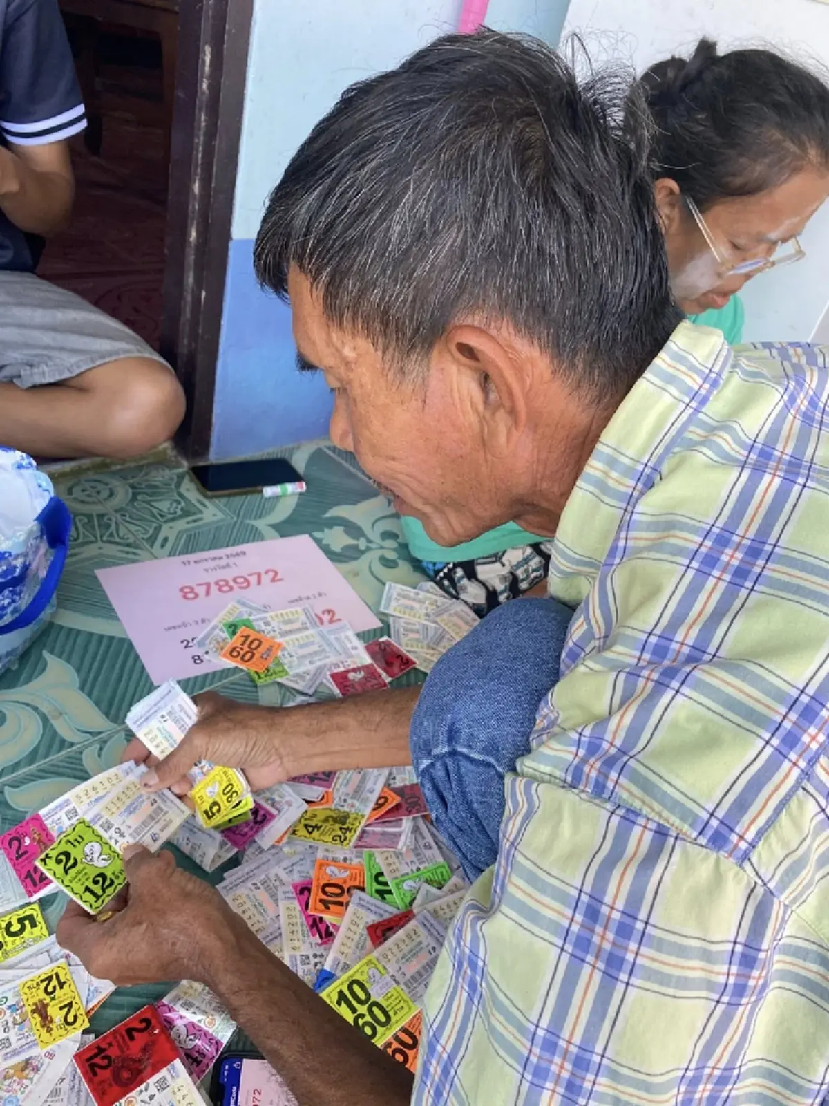 เฉลยแล้ว ลุงคือใคร หลังดวงเฮงถูกลอตเตอรี่เลขท้าย 2 ตัว 4,580 ใบ