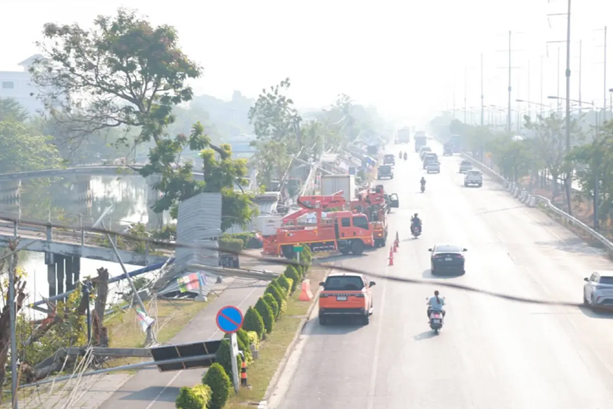MEA ระดม 200 ชีวิต กู้ระบบไฟฟ้า เหตุเสาไฟล้มกว่า 70 ต้น บางปู