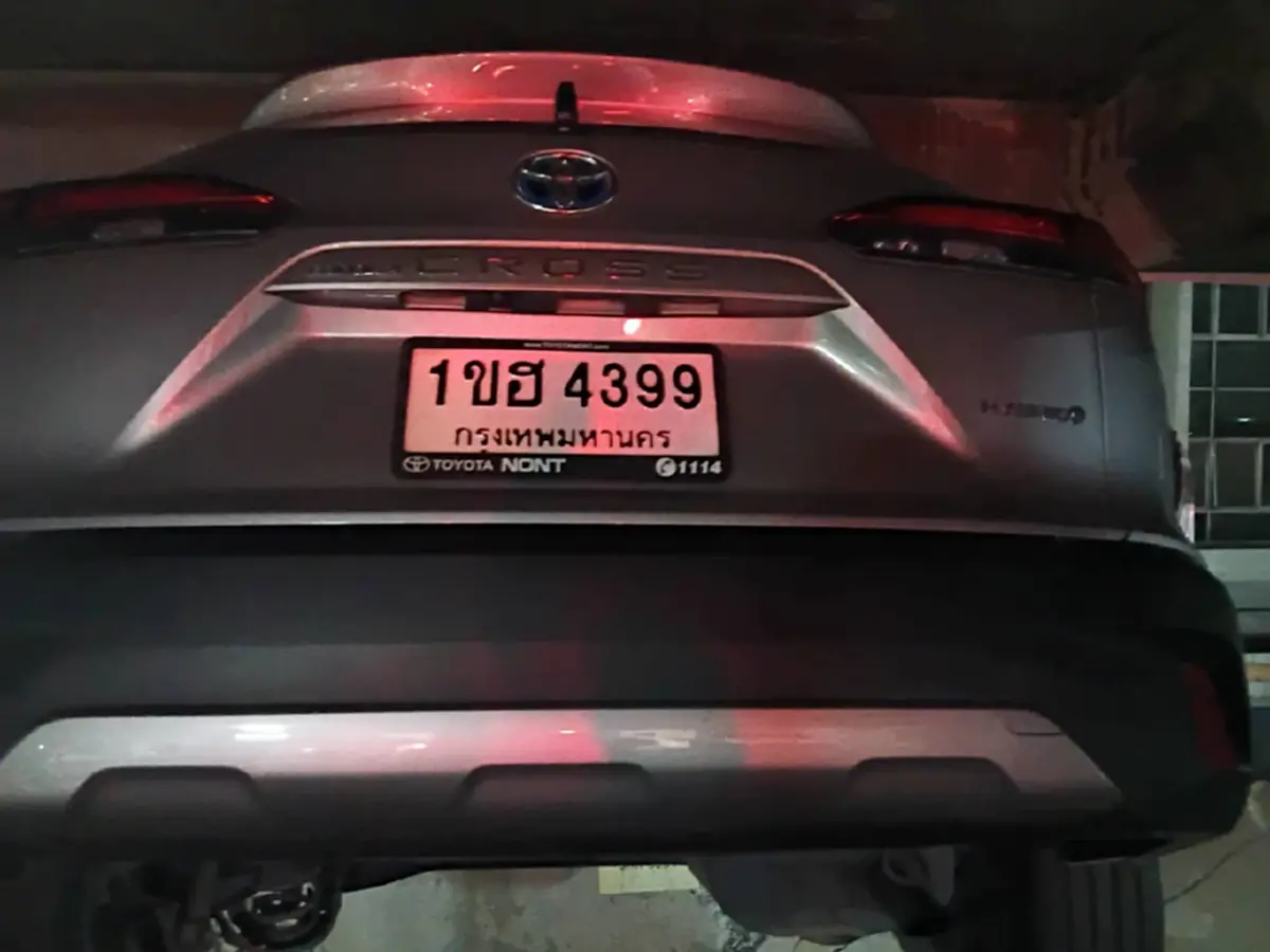 เปิดทะเบียน รถเก๋งพุ่งทะลุกำแพงลานจอดรถ เฉียดร่วงตึก ย่านพระราม 4 