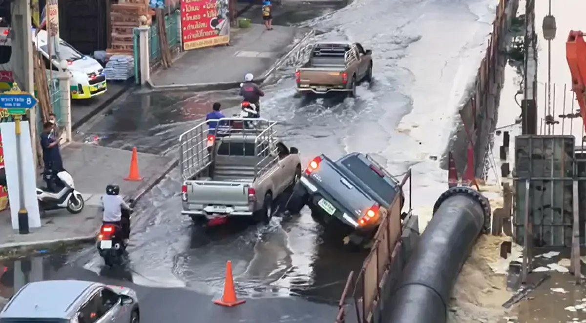 เปิดใจคนขับกระบะ นาทีระทึก ถนนพระราม 2 ทรุดกะทันหัน รถเกือบคว่ำ