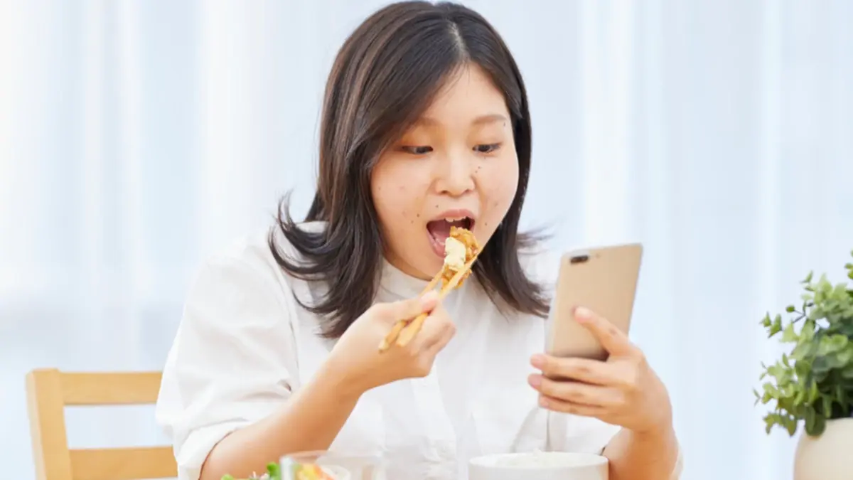 ระวังอ้วนเงียบ! นักวิจัยเผย พฤติกรรมยอดฮิต “กินไปเล่นมือถือ”