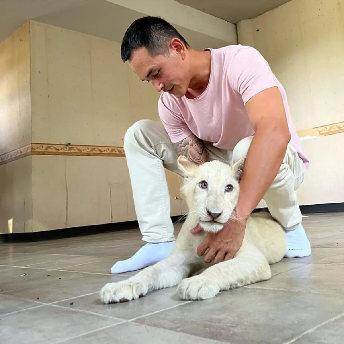 นานๆ ได้เห็นลุคนี้  “สงกรานต์ เตชะณรงค์” ในลุคตำรวจเต็มยศ 