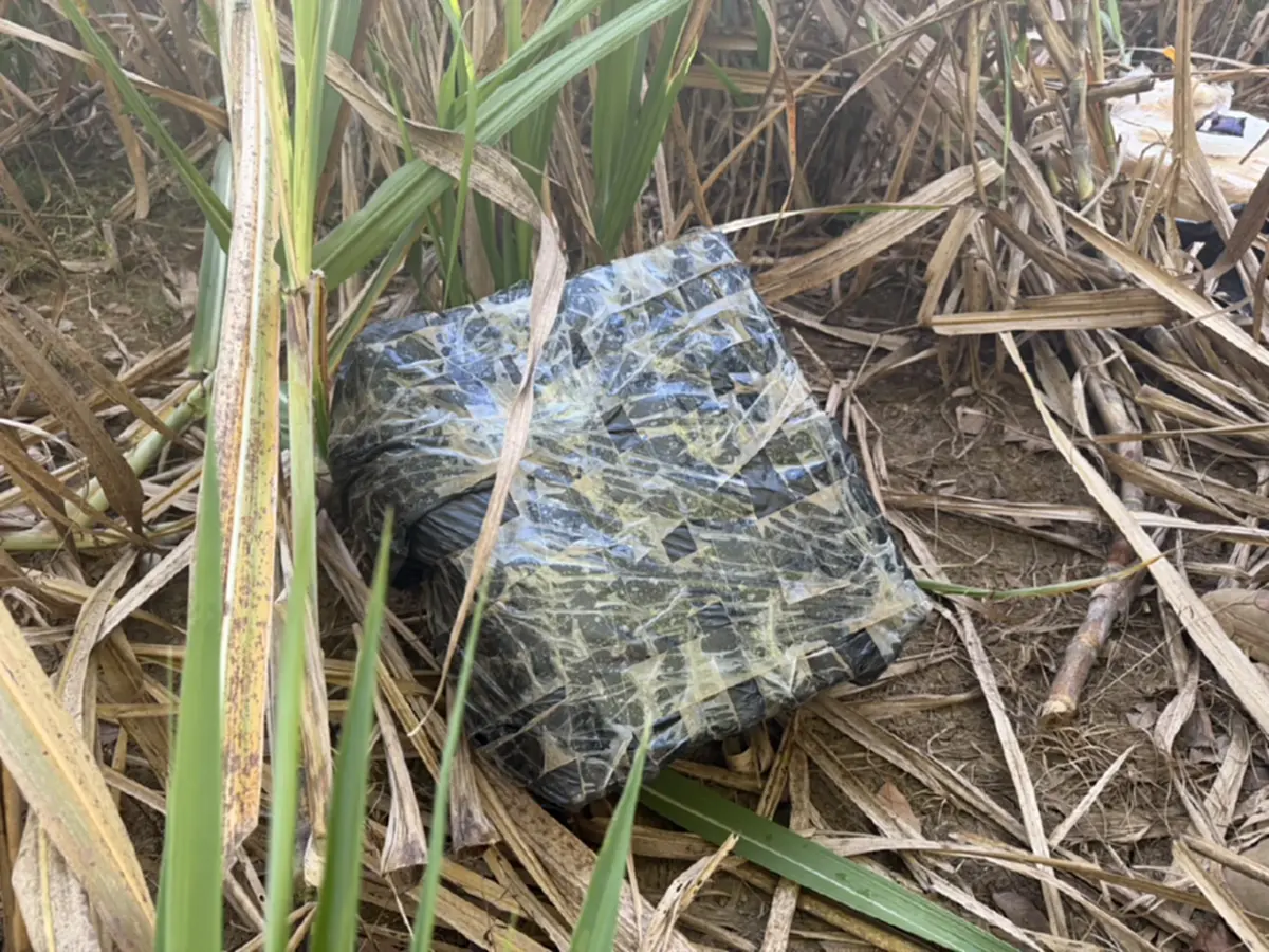 กกล.สุรศักดิ์มนตรี บุกสกัด กระบะ ต้องสงสัย ก่อนเจอเต็ม ๆ 3กระสอบ .