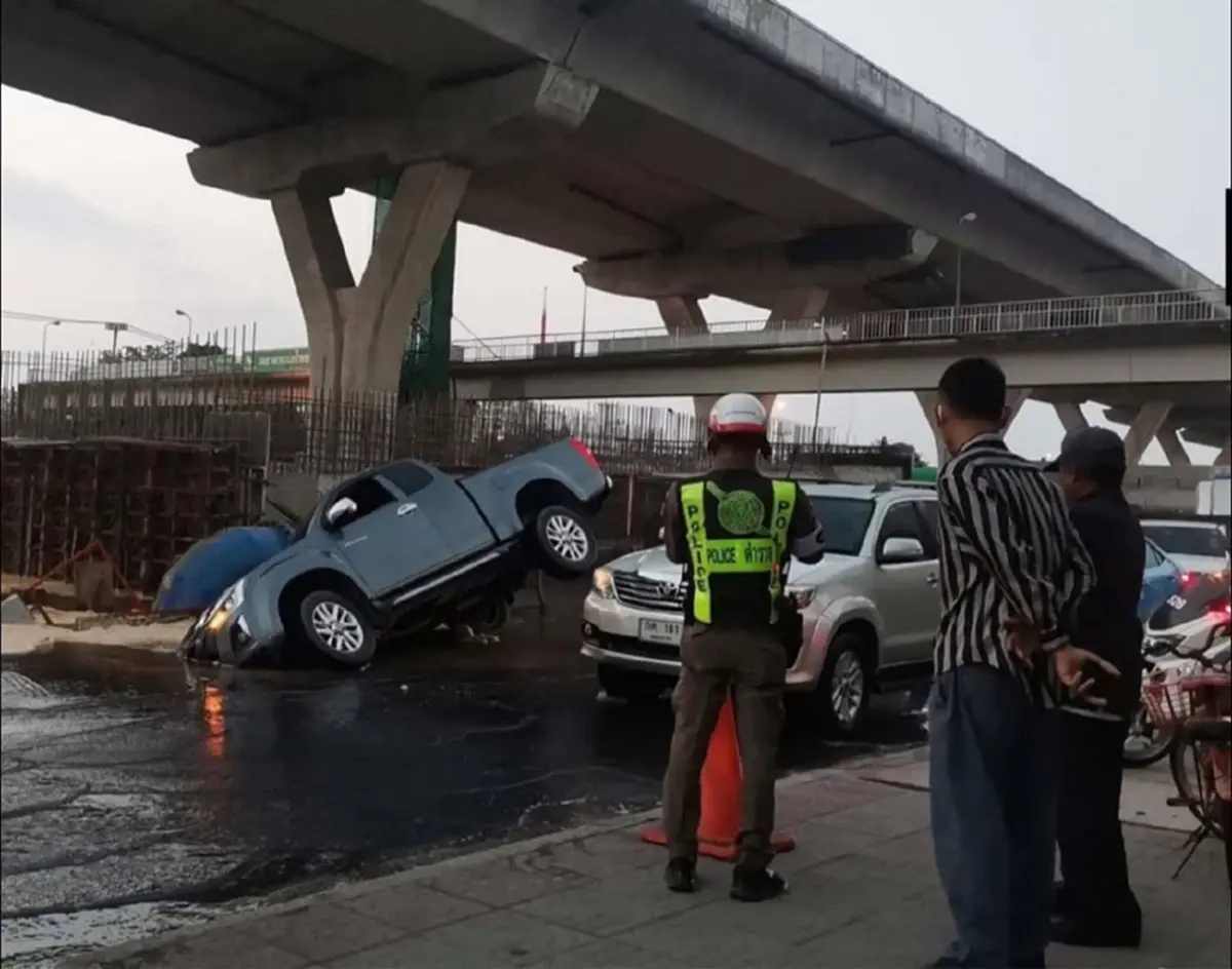 ถนนพระราม 2 อีกแล้ว ถนนยุบตัว กระบะตกหลุมลึก รถติด ขาเข้า-ออก