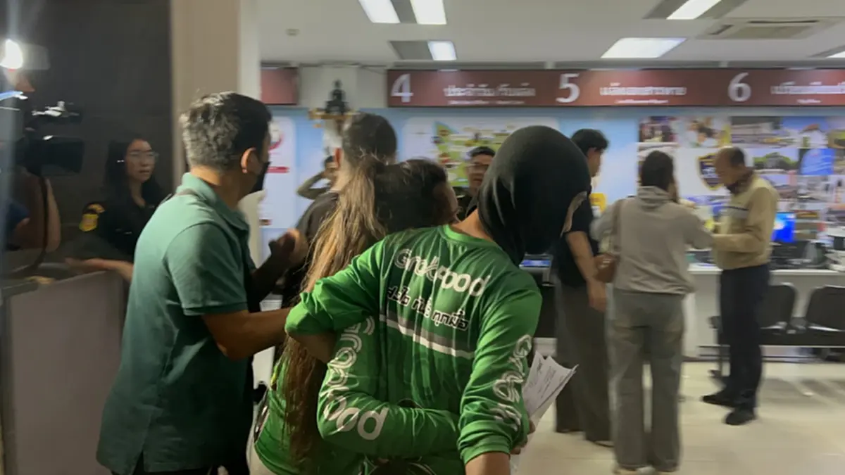 ไรเดอร์นับ100 บุกล้อมสน.ปทุมวัน เหตุรปภ.ทำร้ายไรเดอร์หญิงสลบ