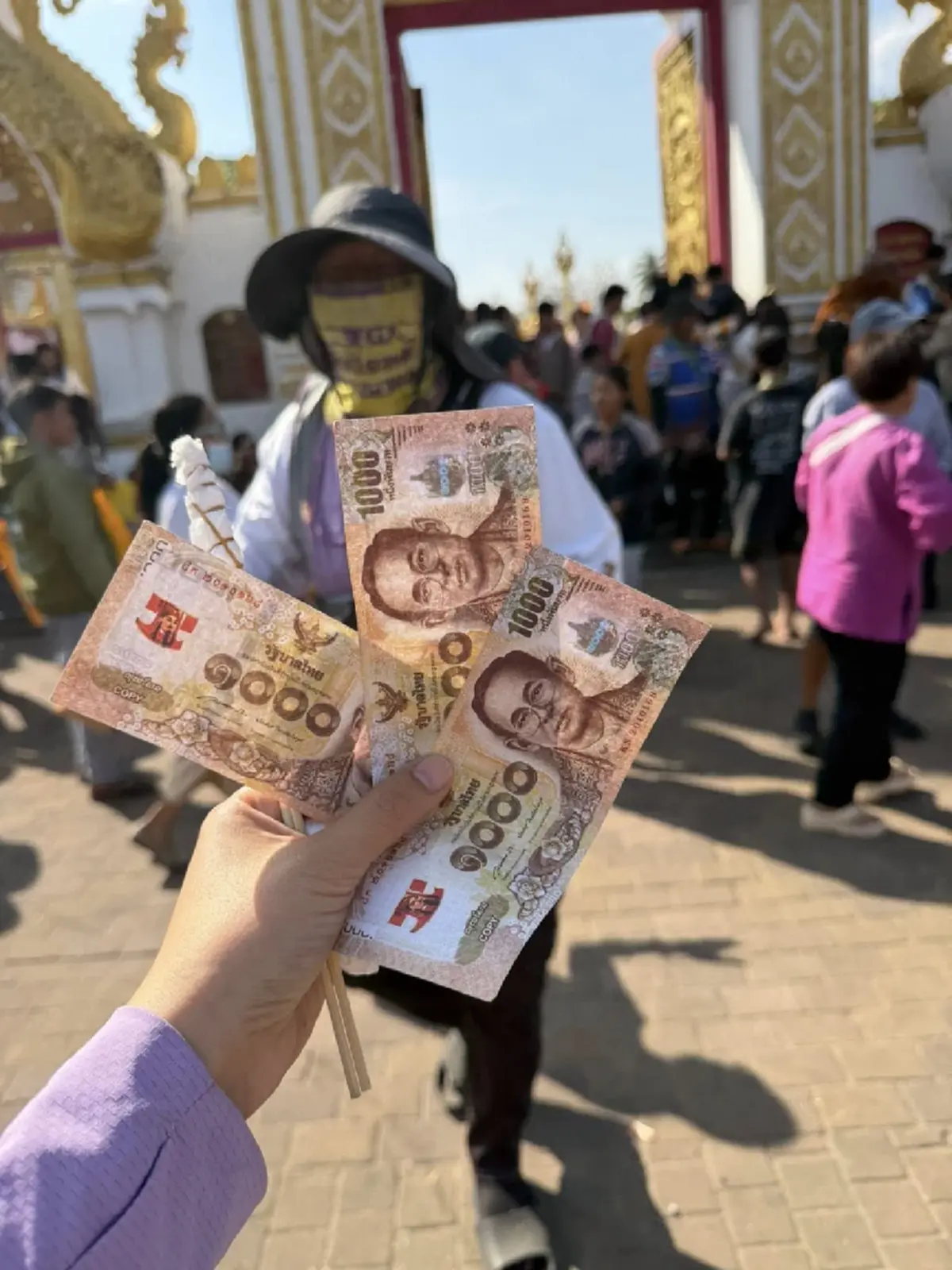 แตกตื่นทั้งวัด พระโผล่แจกเงิน ให้ชาวบ้าน ซูมแบงค์ใกล้ๆคดีพลิก