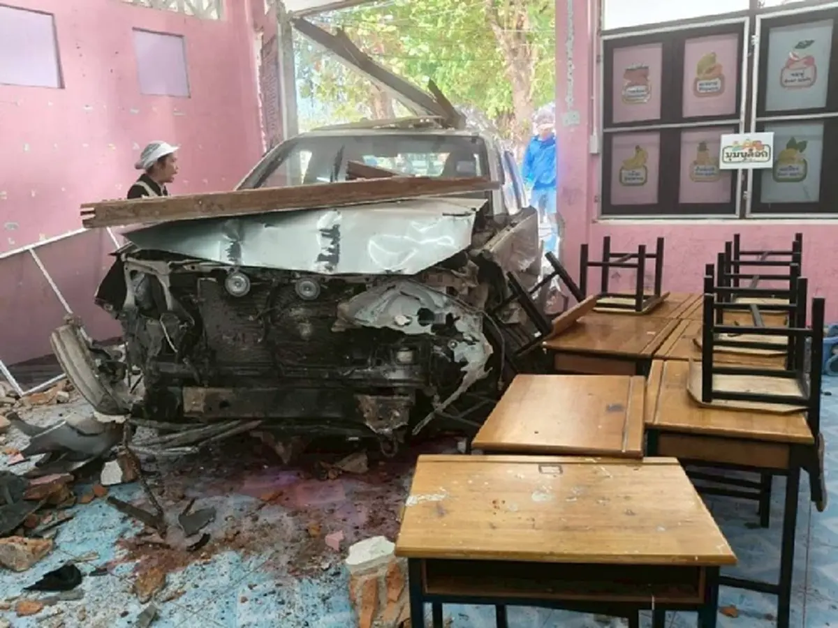 ทะเบียนกระบะ พุ่งชนอาคารเรียน ทะลุกำแพงเข้าไปกว่าเกินครึ่งคัน