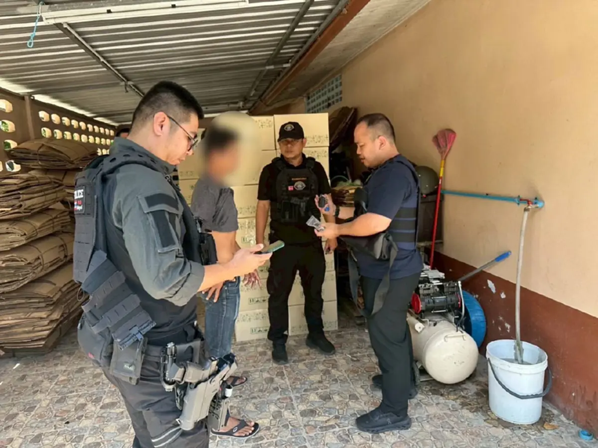 บุกโรงงานยาแก้ไอปลอมรายใหญ่เมืองคอน ยึด 20 ล้าน มอมเมาเยาวชน