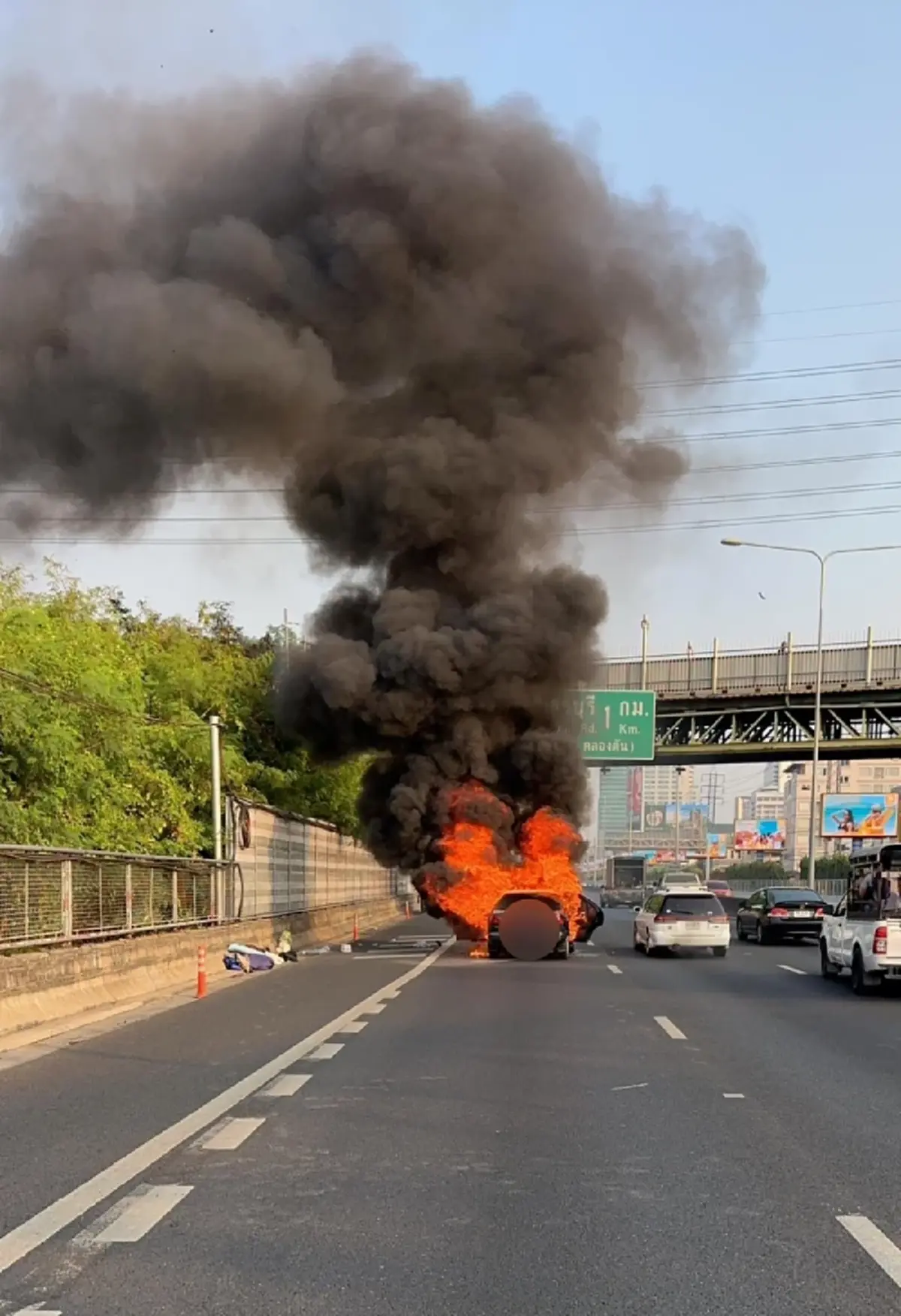 ระทึก ไฟไหม้รถเก๋ง กลางถนนวิทยุ ควันดำพวยพุ่ง เผาวอดทั้งคัน